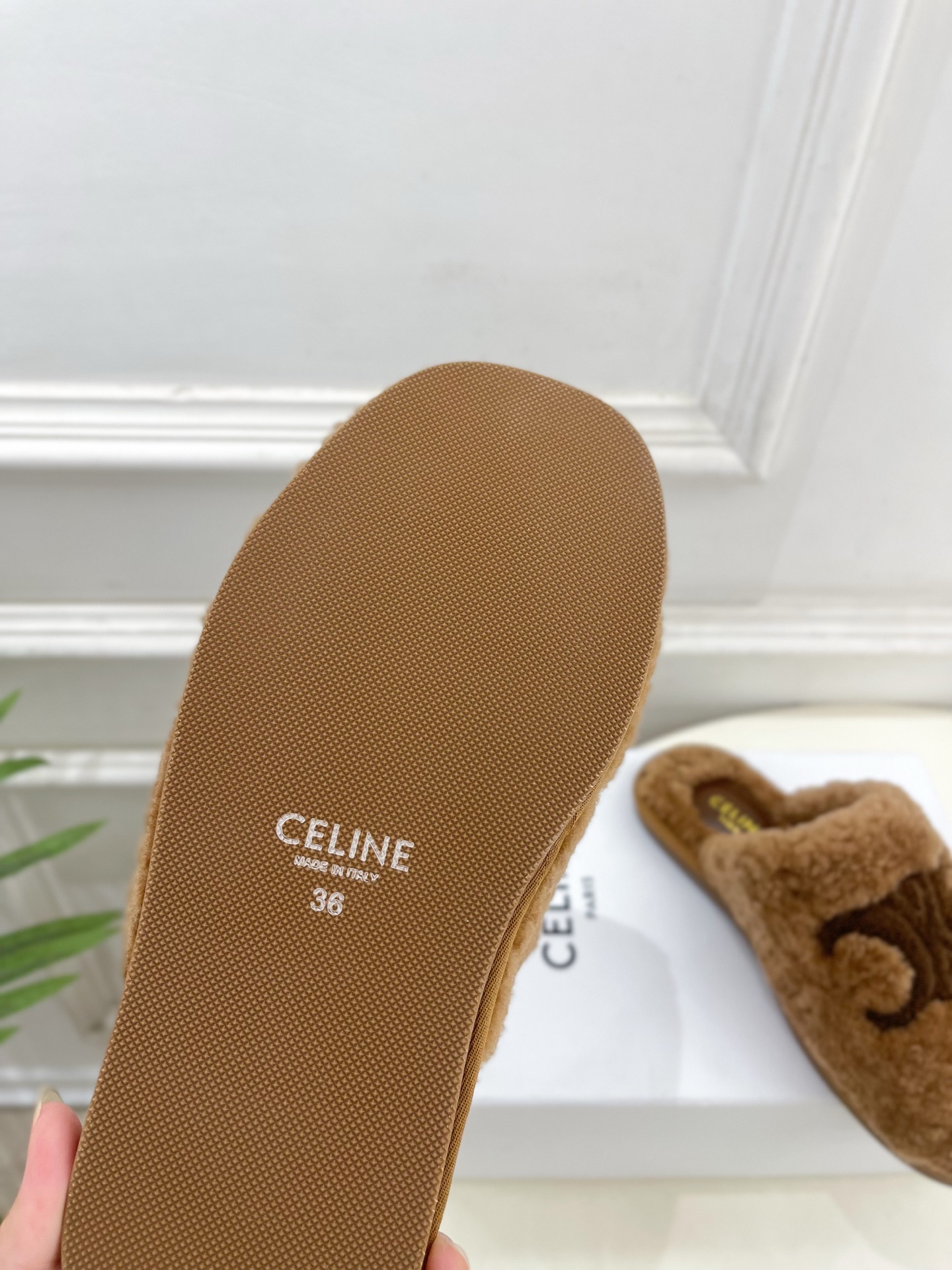 CELINE | 赛琳 25𝐬𝐬 💛2025秋冬新品 凯旋门平底毛毛半拖鞋上新！🔜BS 这一季的赛琳真的