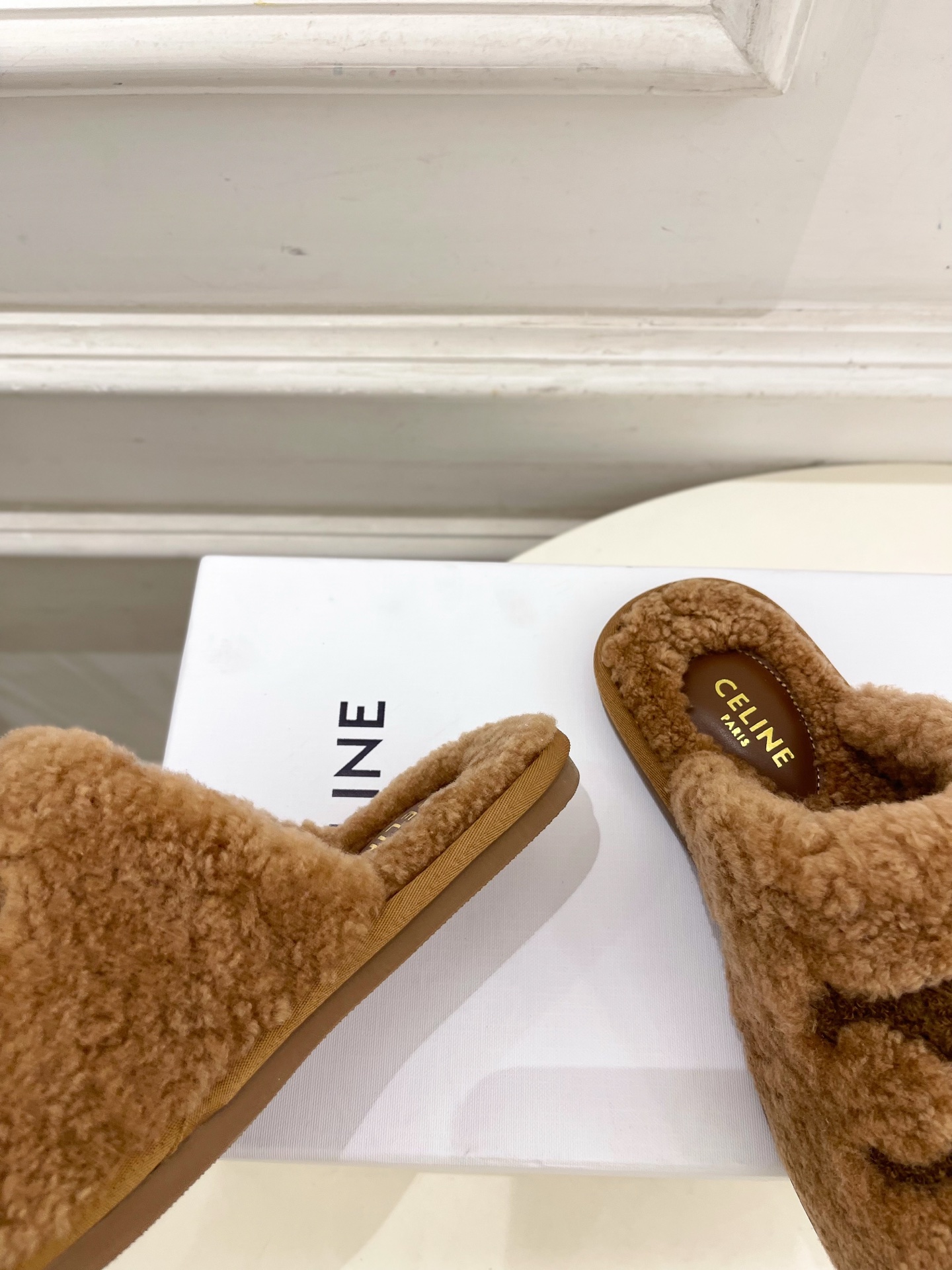 CELINE | 赛琳 25𝐬𝐬 💛2025秋冬新品 凯旋门平底毛毛半拖鞋上新！🔜BS 这一季的赛琳真的