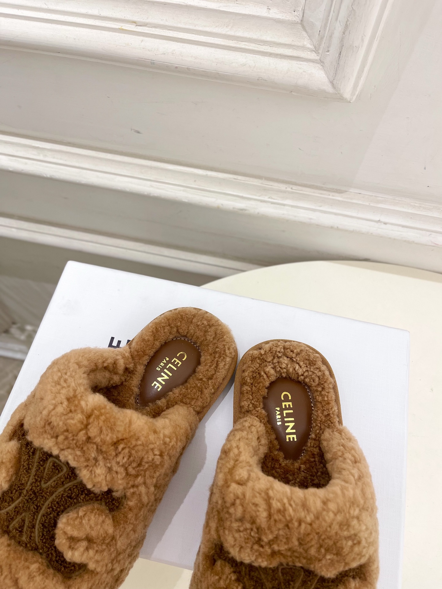 CELINE | 赛琳 25𝐬𝐬 💛2025秋冬新品 凯旋门平底毛毛半拖鞋上新！🔜BS 这一季的赛琳真的