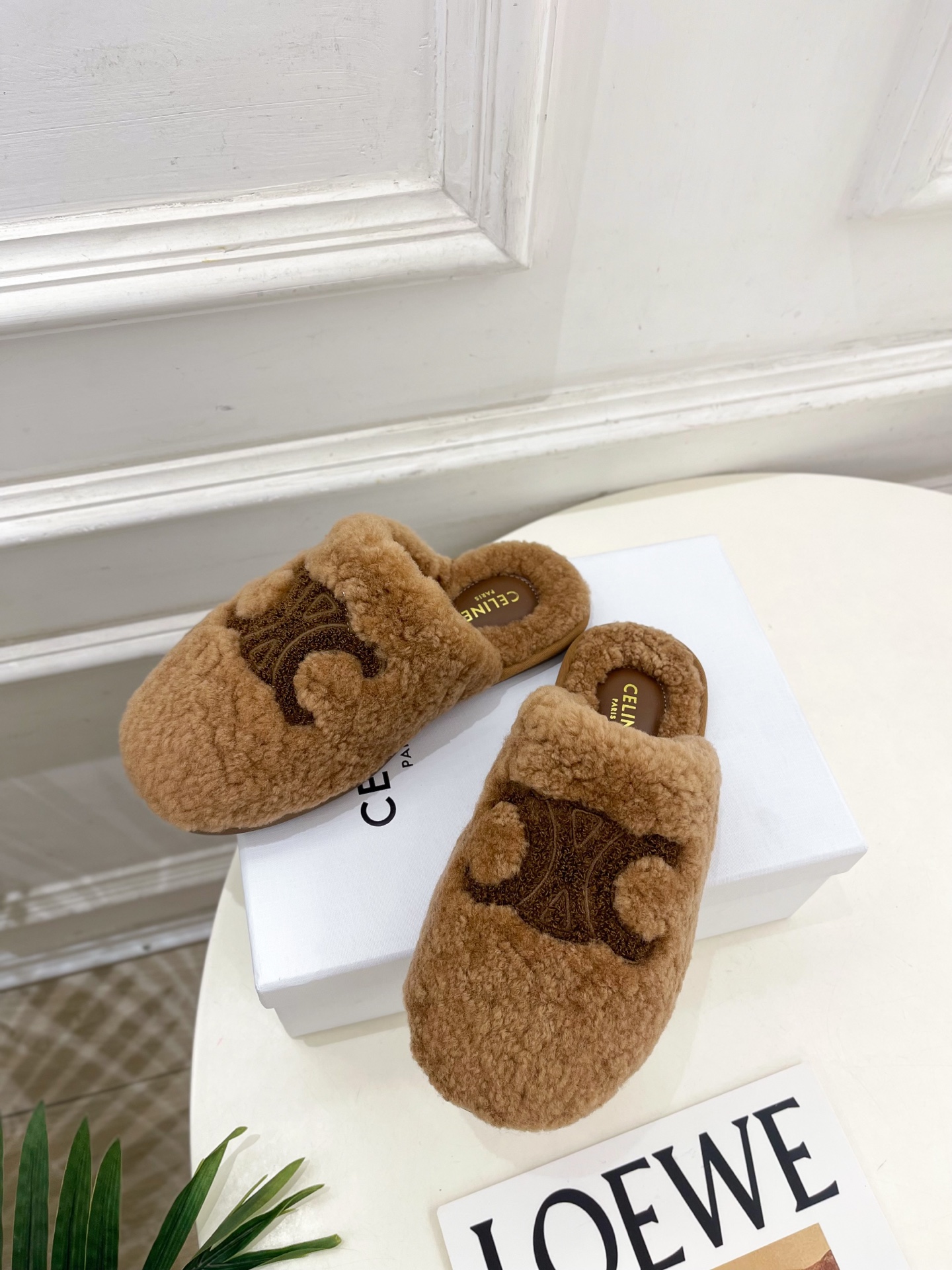 CELINE | 赛琳 25𝐬𝐬 💛2025秋冬新品 凯旋门平底毛毛半拖鞋上新！🔜BS 这一季的赛琳真的