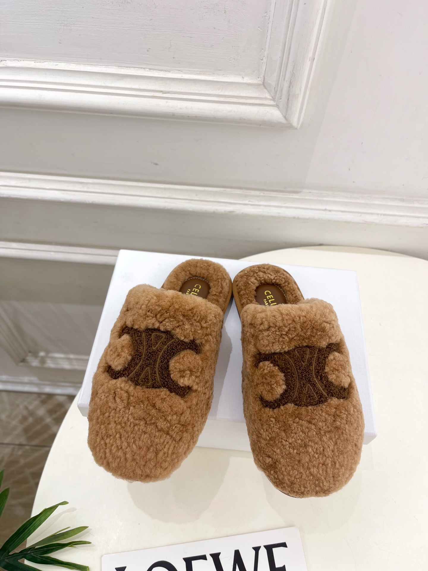 CELINE | 赛琳 25𝐬𝐬 💛2025秋冬新品 凯旋门平底毛毛半拖鞋上新！🔜BS 这一季的赛琳真的