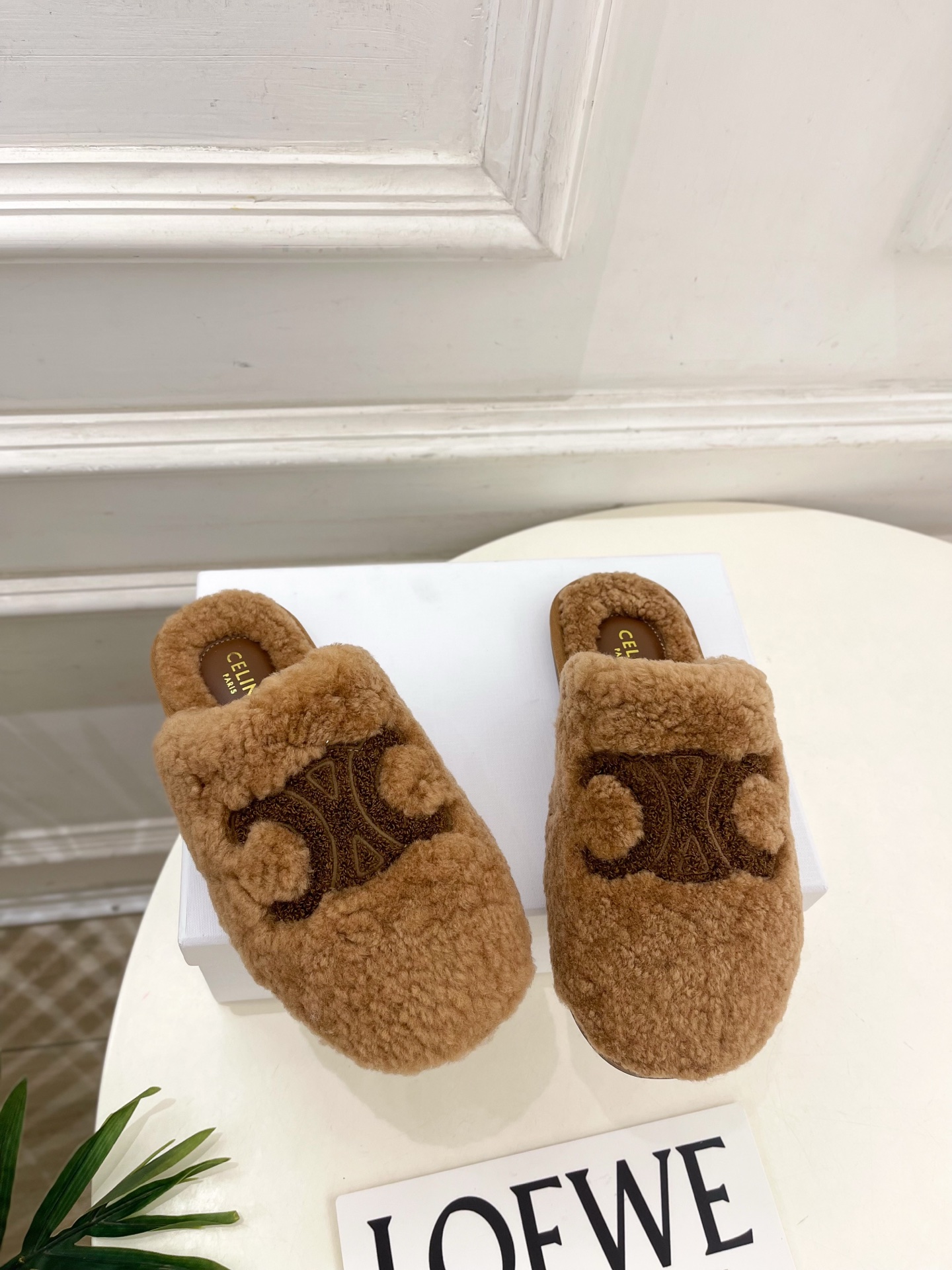 CELINE | 赛琳 25𝐬𝐬 💛2025秋冬新品 凯旋门平底毛毛半拖鞋上新！🔜BS 这一季的赛琳真的