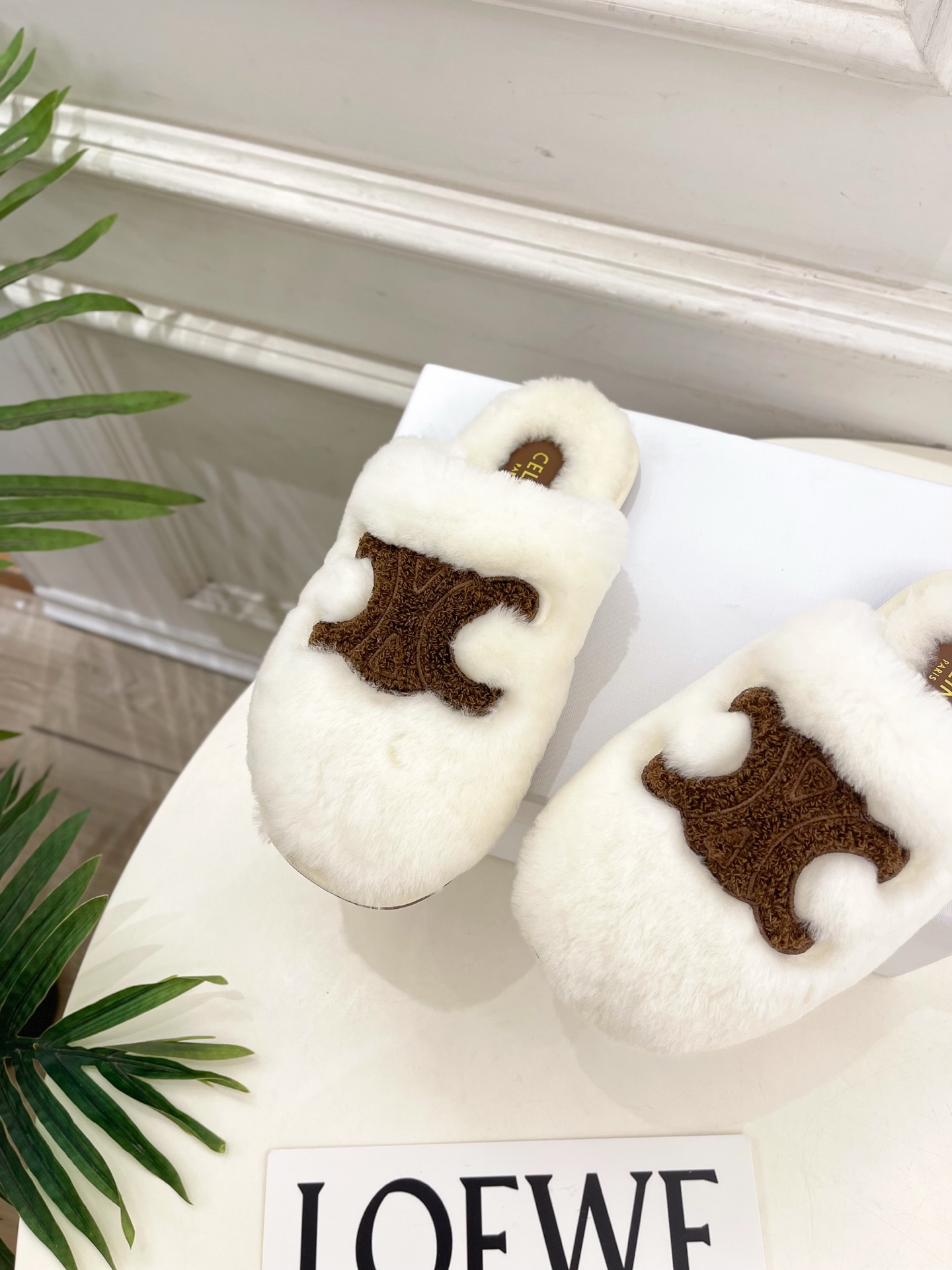 CELINE | 赛琳 25𝐬𝐬 💛2025秋冬新品 凯旋门平底毛毛半拖鞋上新！🔜BS 这一季的赛琳真的