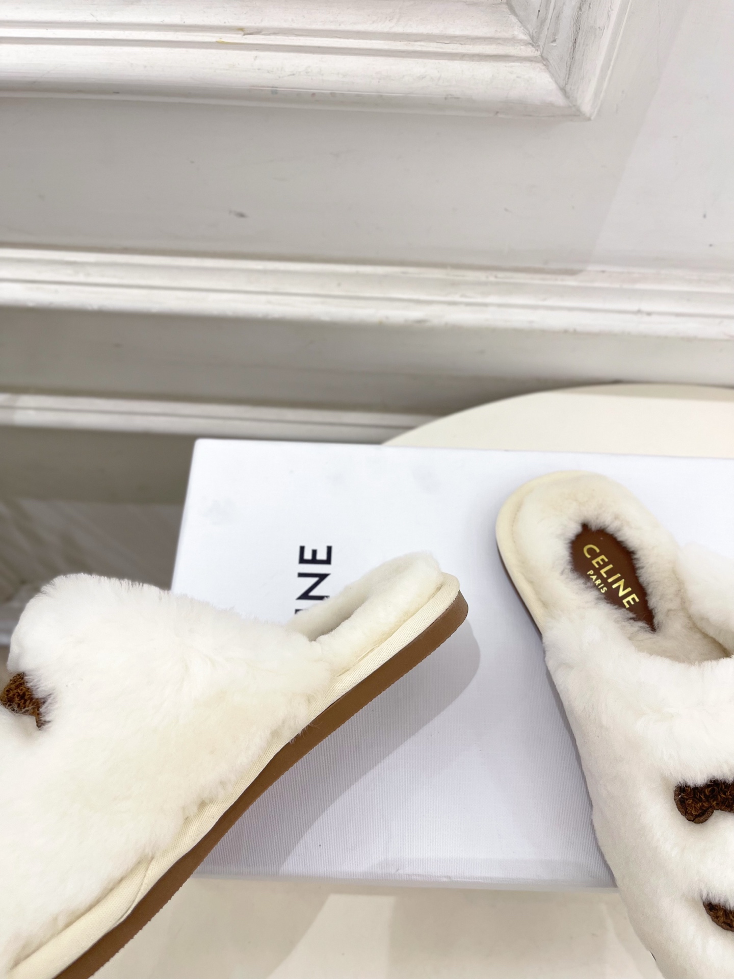CELINE | 赛琳 25𝐬𝐬 💛2025秋冬新品 凯旋门平底毛毛半拖鞋上新！🔜BS 这一季的赛琳真的