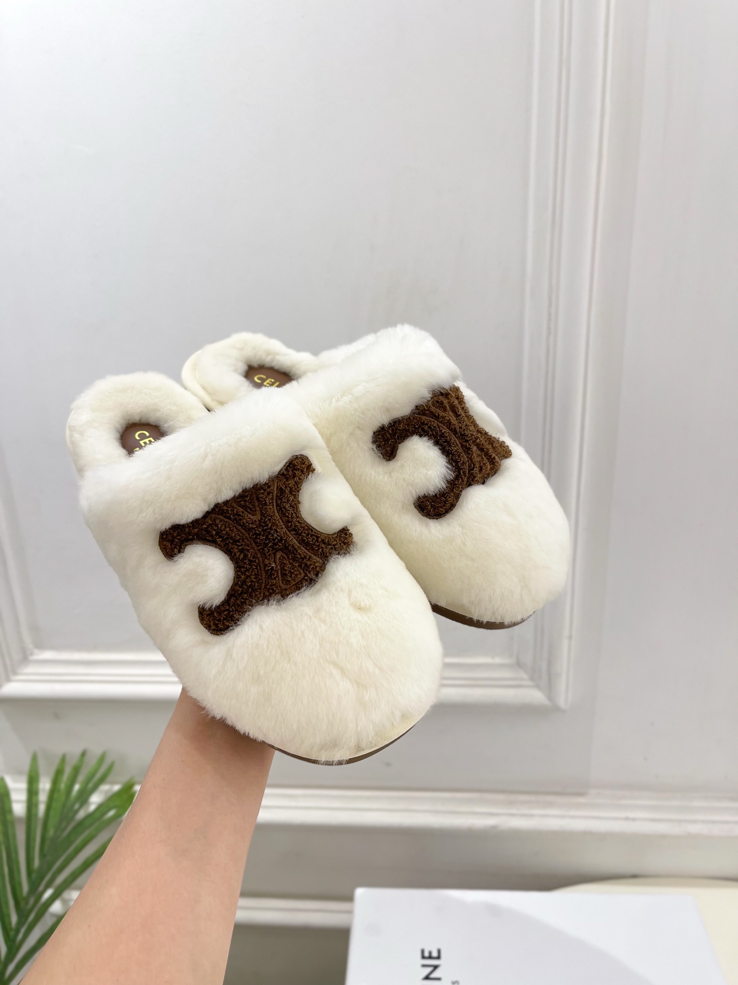 CELINE | 赛琳 25𝐬𝐬 💛2025秋冬新品 凯旋门平底毛毛半拖鞋上新！🔜BS 这一季的赛琳真的