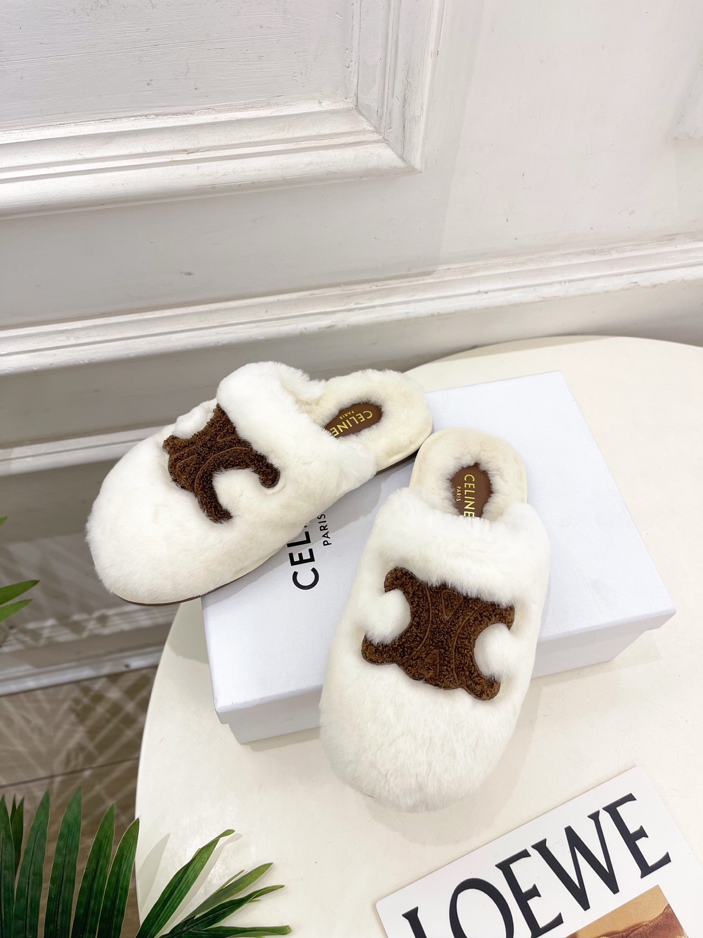 CELINE | 赛琳 25𝐬𝐬 💛2025秋冬新品 凯旋门平底毛毛半拖鞋上新！🔜BS 这一季的赛琳真的