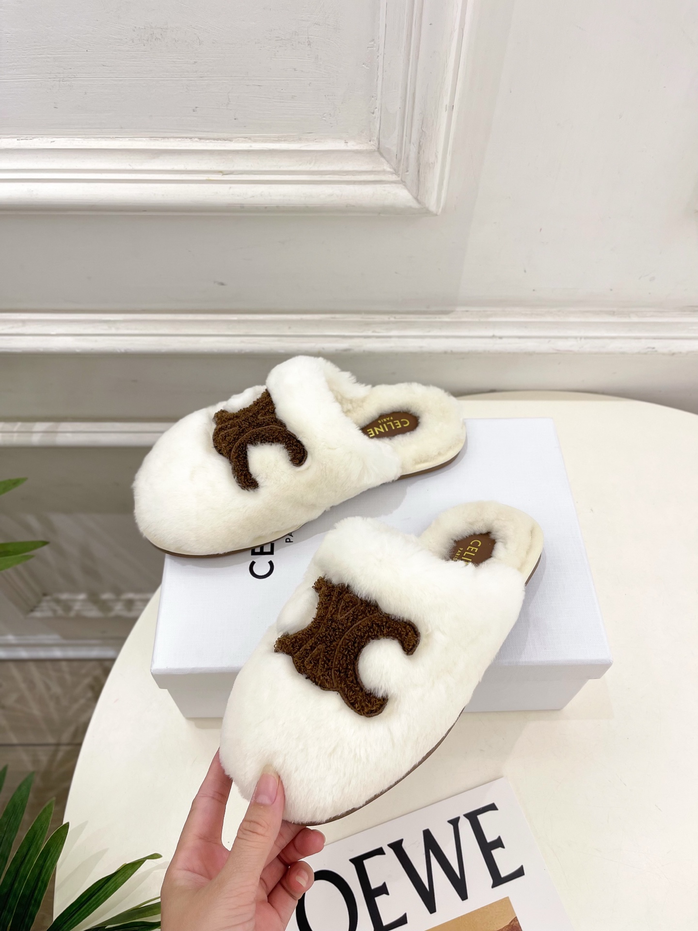 CELINE | 赛琳 25𝐬𝐬 💛2025秋冬新品 凯旋门平底毛毛半拖鞋上新！🔜BS 这一季的赛琳真的