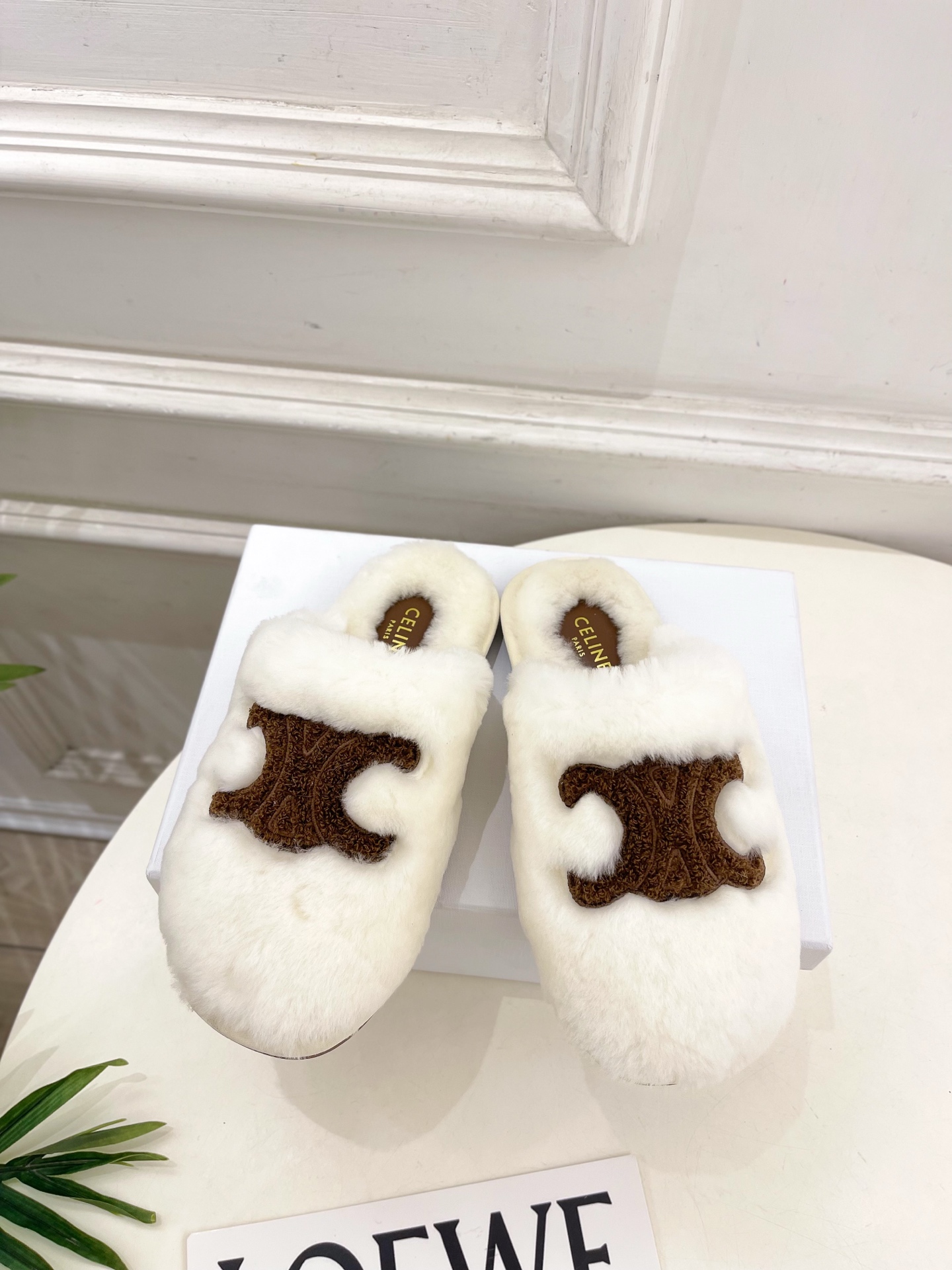 CELINE | 赛琳 25𝐬𝐬 💛2025秋冬新品 凯旋门平底毛毛半拖鞋上新！🔜BS 这一季的赛琳真的