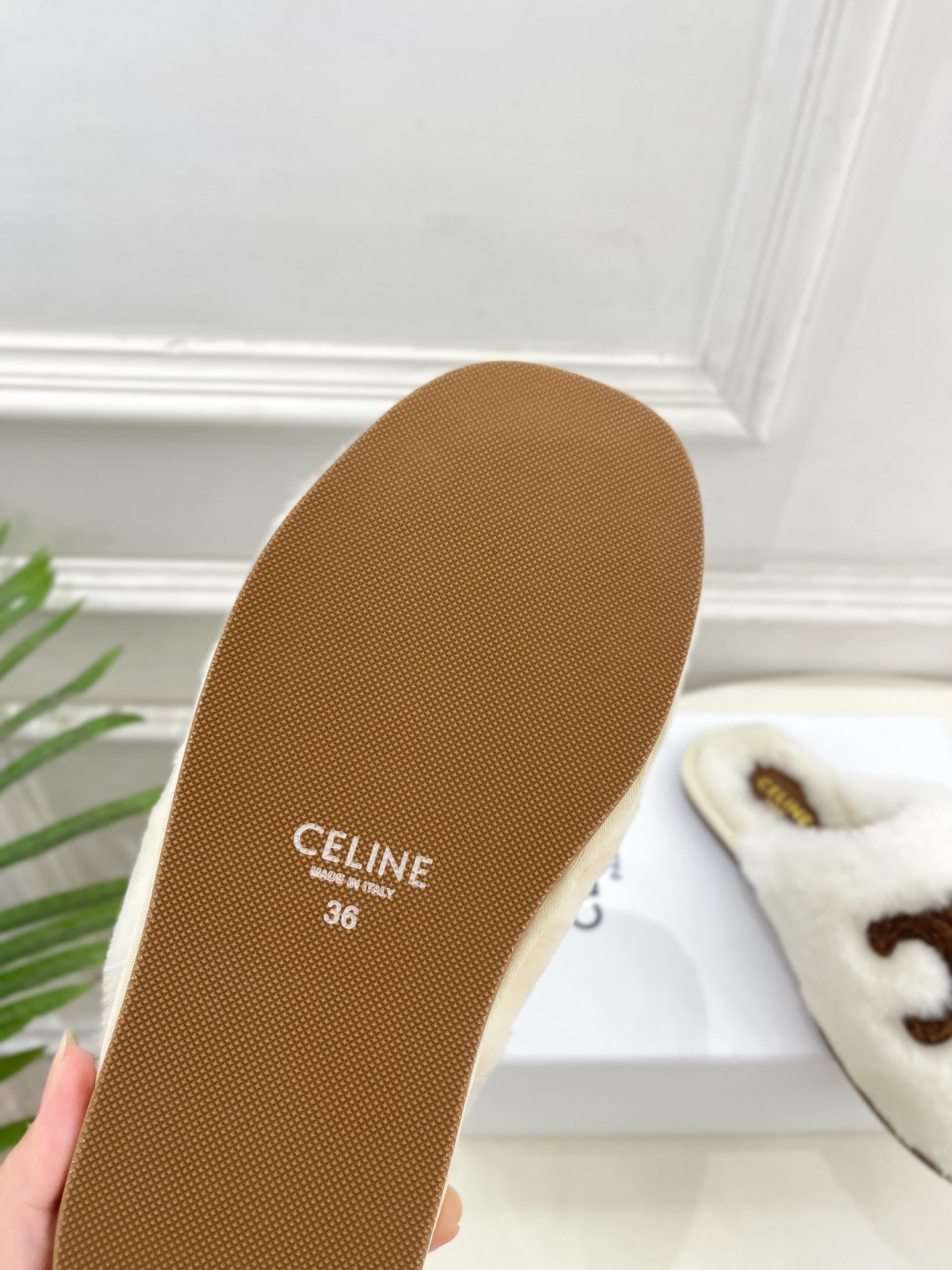 CELINE | 赛琳 25𝐬𝐬 💛2025秋冬新品 凯旋门平底毛毛半拖鞋上新！🔜BS 这一季的赛琳真的