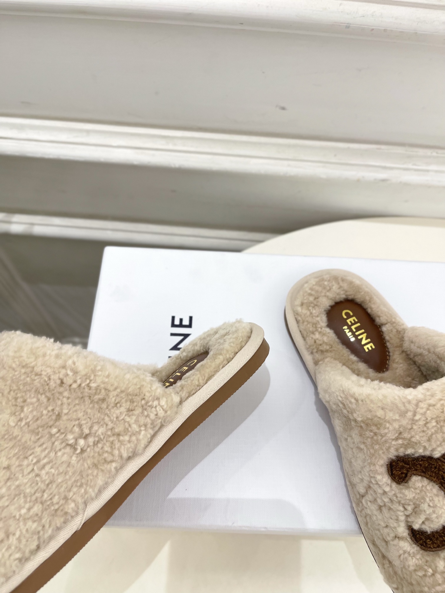 CELINE | 赛琳 25𝐬𝐬 💛2025秋冬新品 凯旋门平底毛毛半拖鞋上新！🔜BS 这一季的赛琳真的
