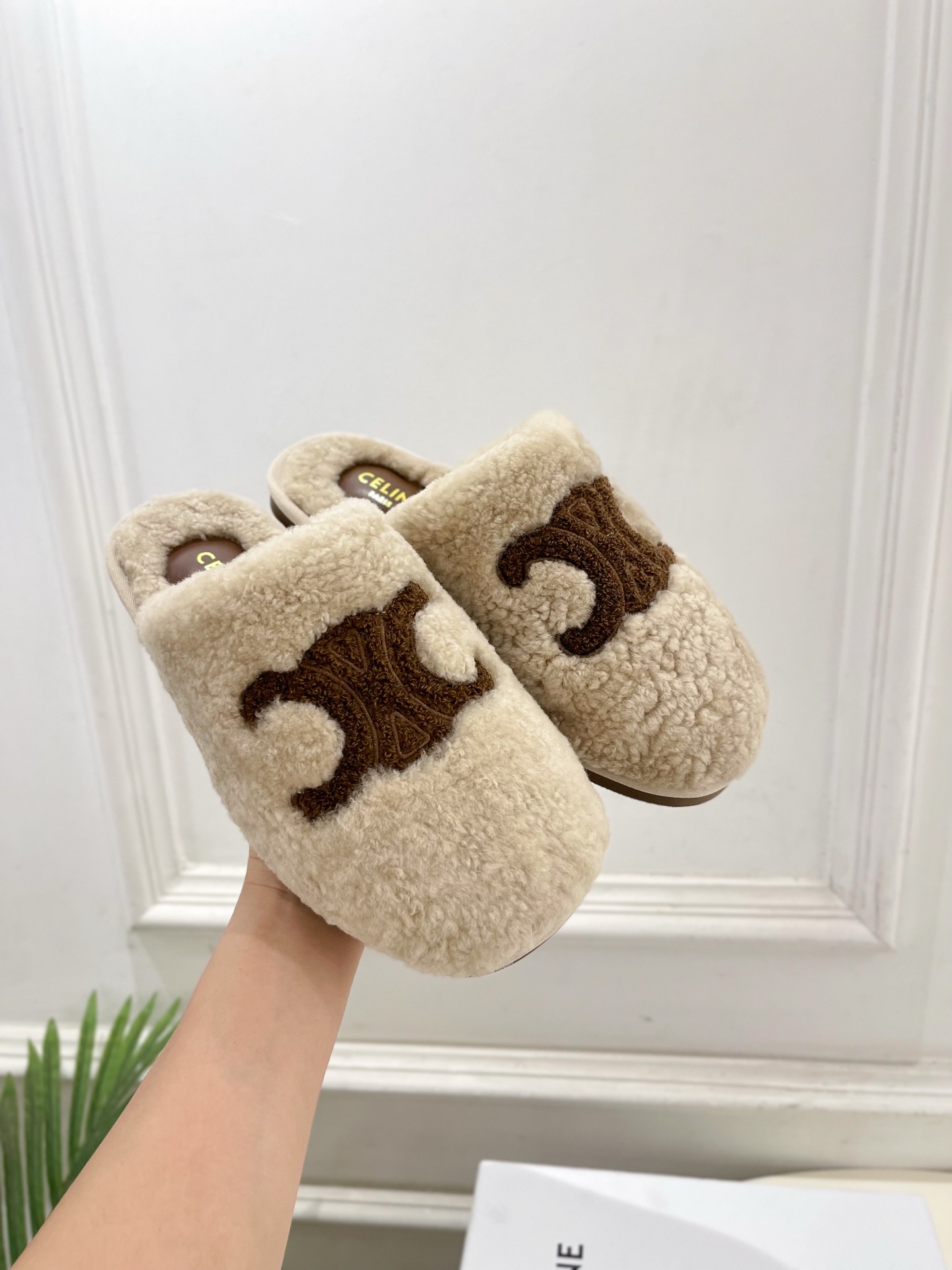 CELINE | 赛琳 25𝐬𝐬 💛2025秋冬新品 凯旋门平底毛毛半拖鞋上新！🔜BS 这一季的赛琳真的