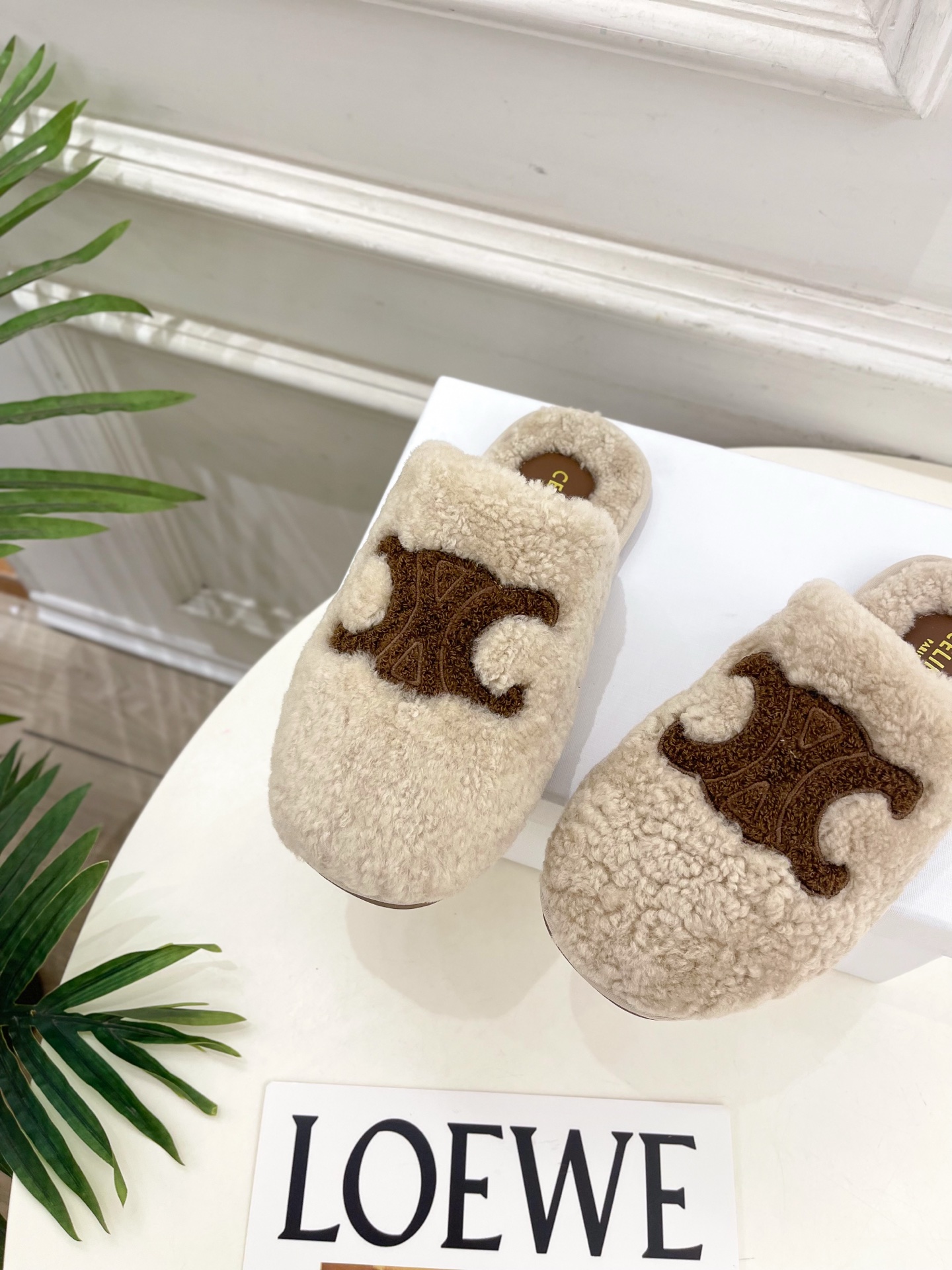CELINE | 赛琳 25𝐬𝐬 💛2025秋冬新品 凯旋门平底毛毛半拖鞋上新！🔜BS 这一季的赛琳真的