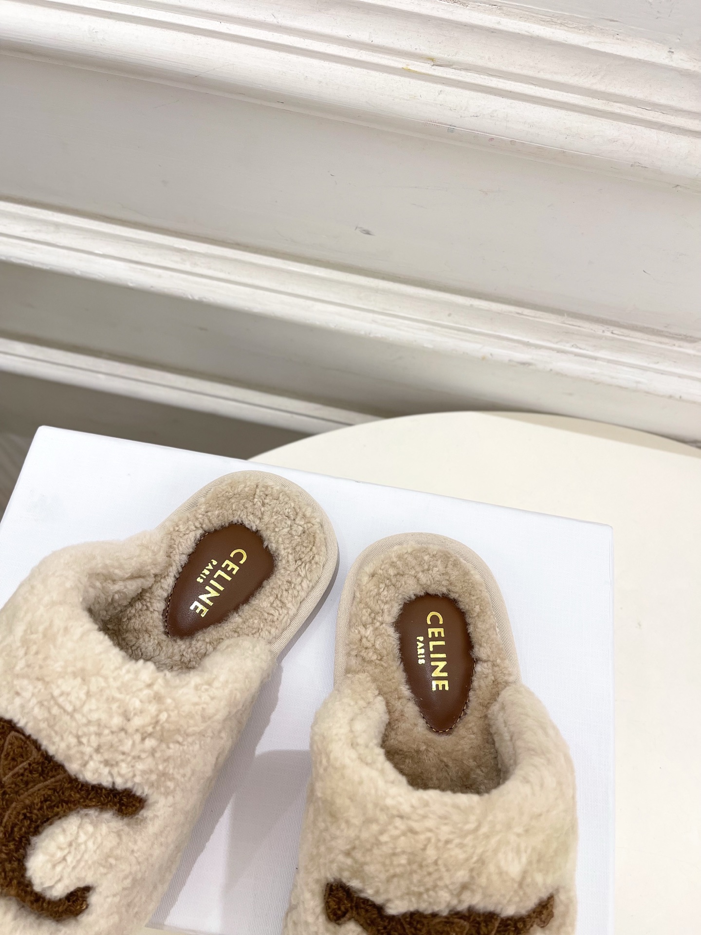 CELINE | 赛琳 25𝐬𝐬 💛2025秋冬新品 凯旋门平底毛毛半拖鞋上新！🔜BS 这一季的赛琳真的