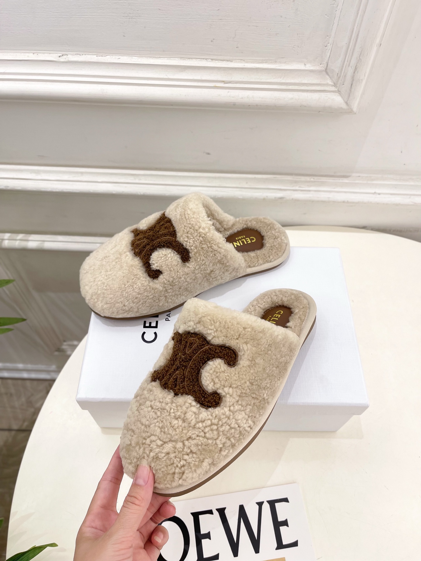 CELINE | 赛琳 25𝐬𝐬 💛2025秋冬新品 凯旋门平底毛毛半拖鞋上新！🔜BS 这一季的赛琳真的