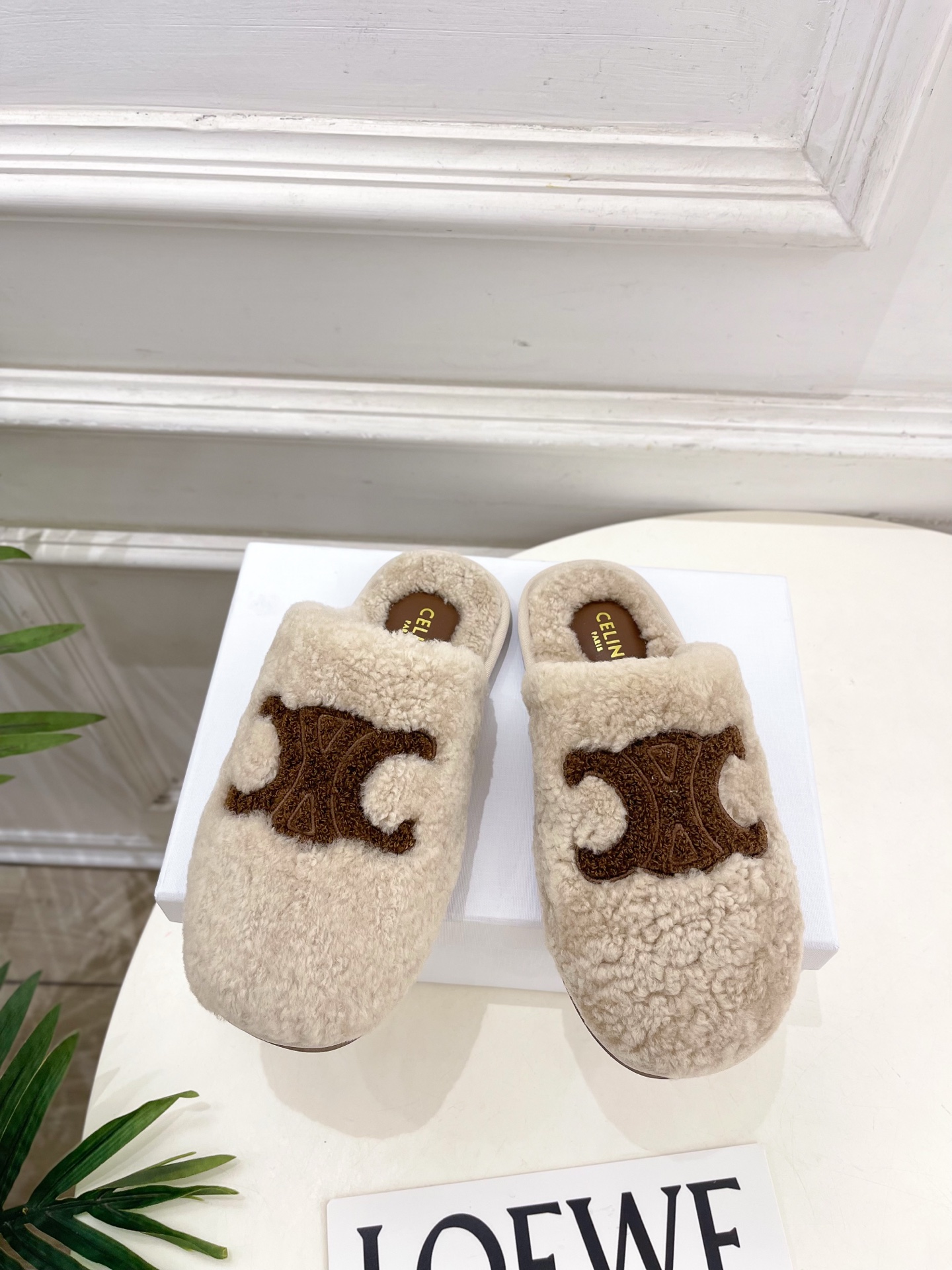 CELINE | 赛琳 25𝐬𝐬 💛2025秋冬新品 凯旋门平底毛毛半拖鞋上新！🔜BS 这一季的赛琳真的