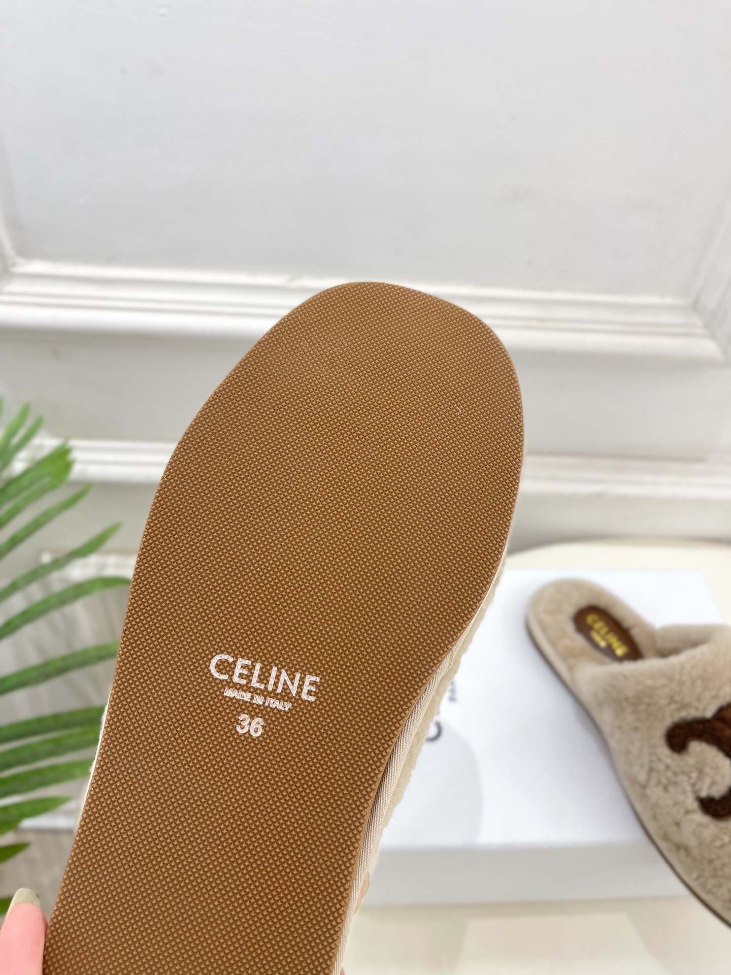 CELINE | 赛琳 25𝐬𝐬 💛2025秋冬新品 凯旋门平底毛毛半拖鞋上新！🔜BS 这一季的赛琳真的