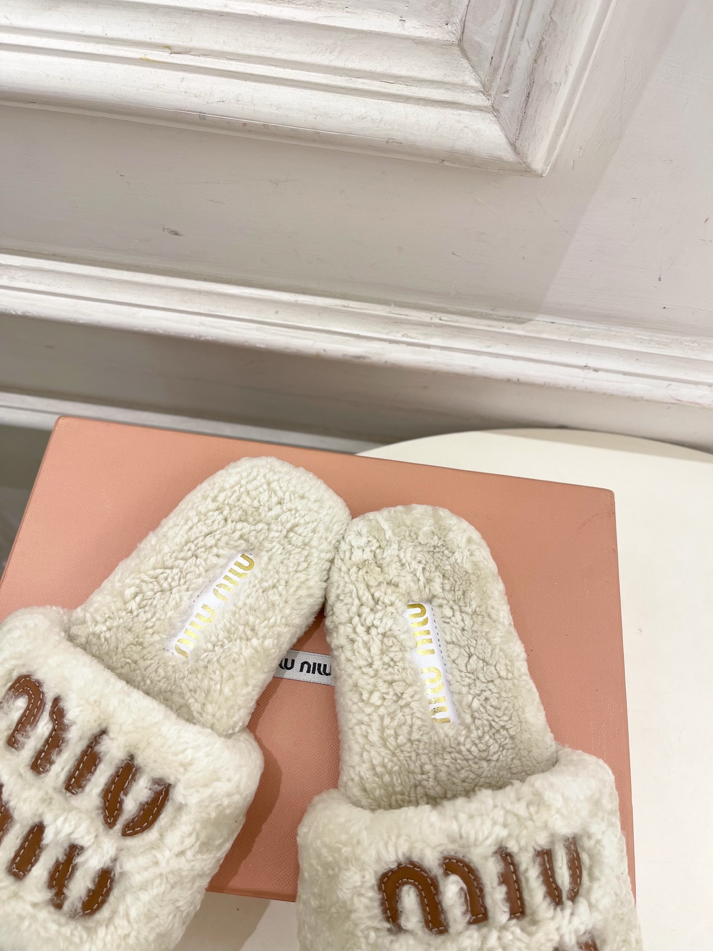 Miu Miu | 缪缪 25𝐬𝐬🖤2025秋冬新品 专柜主打最新秀款 经典字母平底毛毛拖鞋 火爆上新！