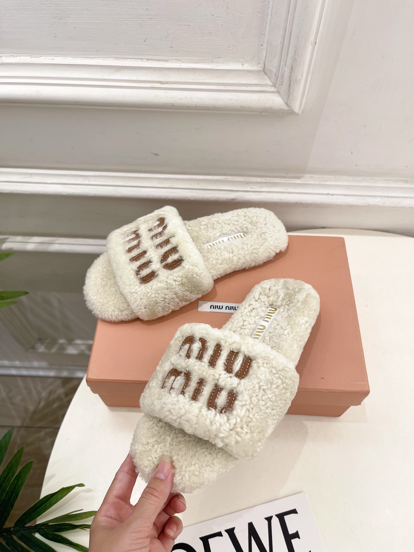 Miu Miu | 缪缪 25𝐬𝐬🖤2025秋冬新品 专柜主打最新秀款 经典字母平底毛毛拖鞋 火爆上新！