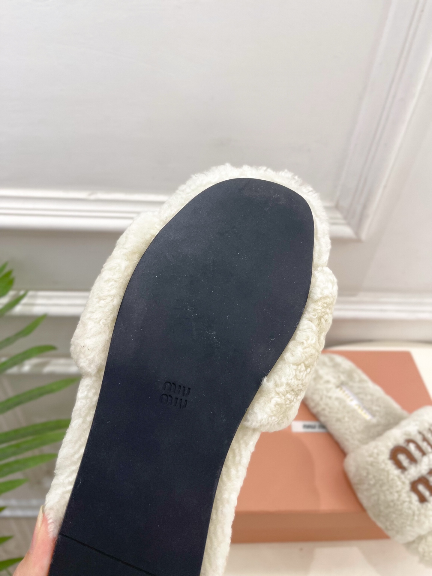 Miu Miu | 缪缪 25𝐬𝐬🖤2025秋冬新品 专柜主打最新秀款 经典字母平底毛毛拖鞋 火爆上新！