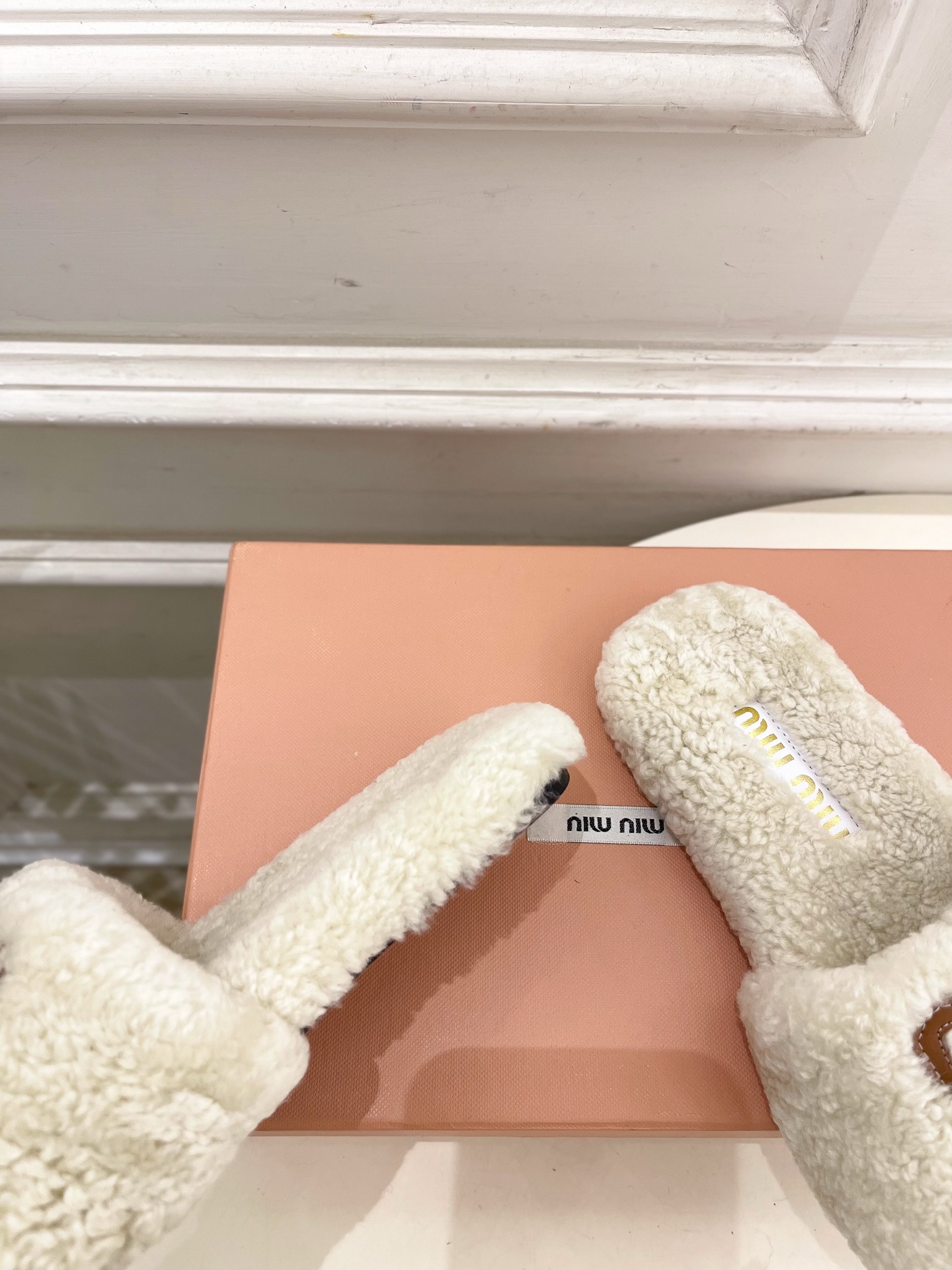 Miu Miu | 缪缪 25𝐬𝐬🖤2025秋冬新品 专柜主打最新秀款 经典字母平底毛毛拖鞋 火爆上新！