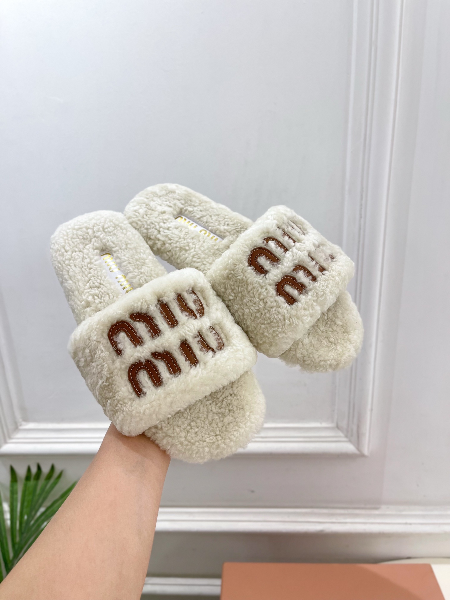 Miu Miu | 缪缪 25𝐬𝐬🖤2025秋冬新品 专柜主打最新秀款 经典字母平底毛毛拖鞋 火爆上新！