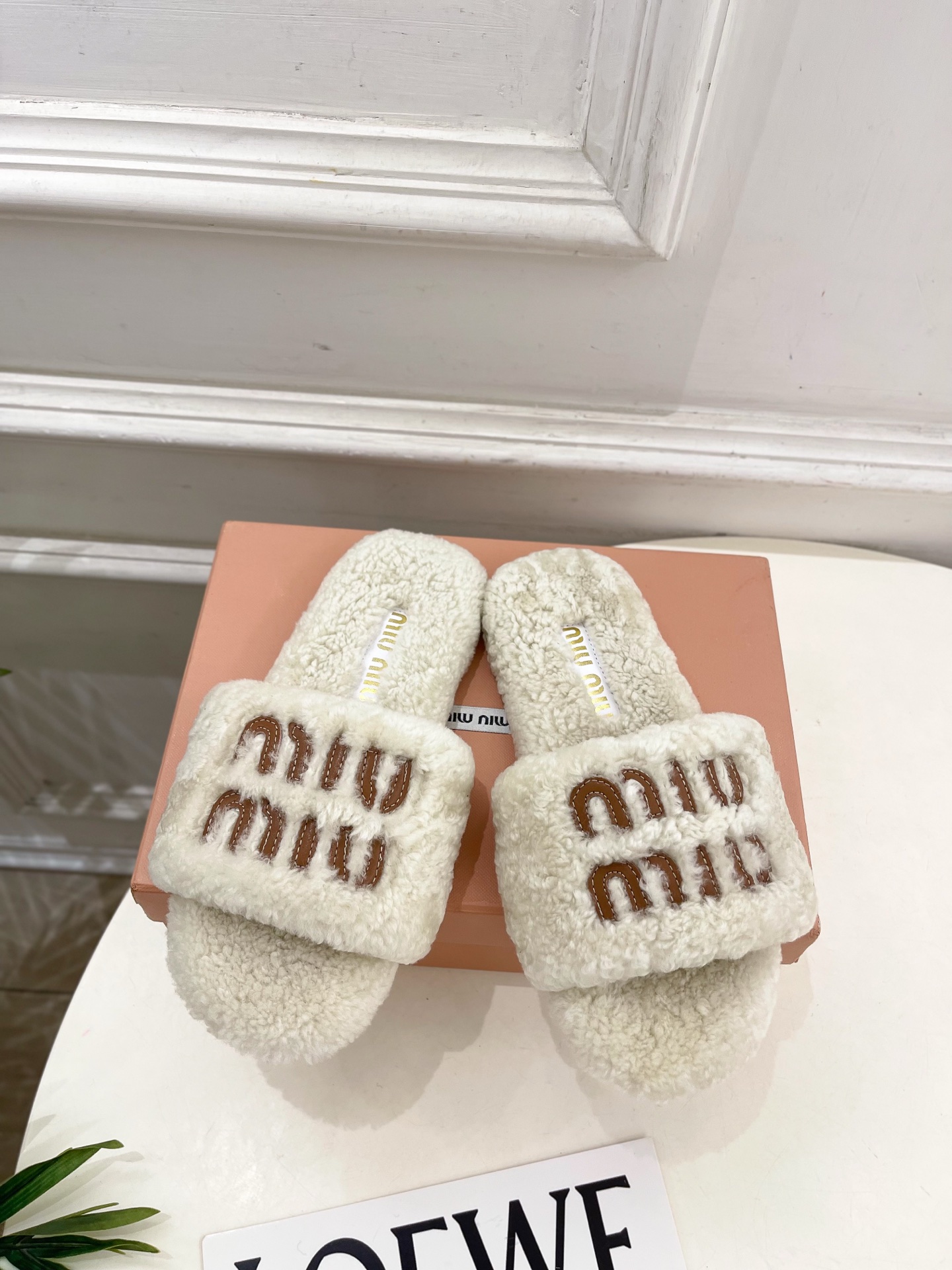Miu Miu | 缪缪 25𝐬𝐬🖤2025秋冬新品 专柜主打最新秀款 经典字母平底毛毛拖鞋 火爆上新！