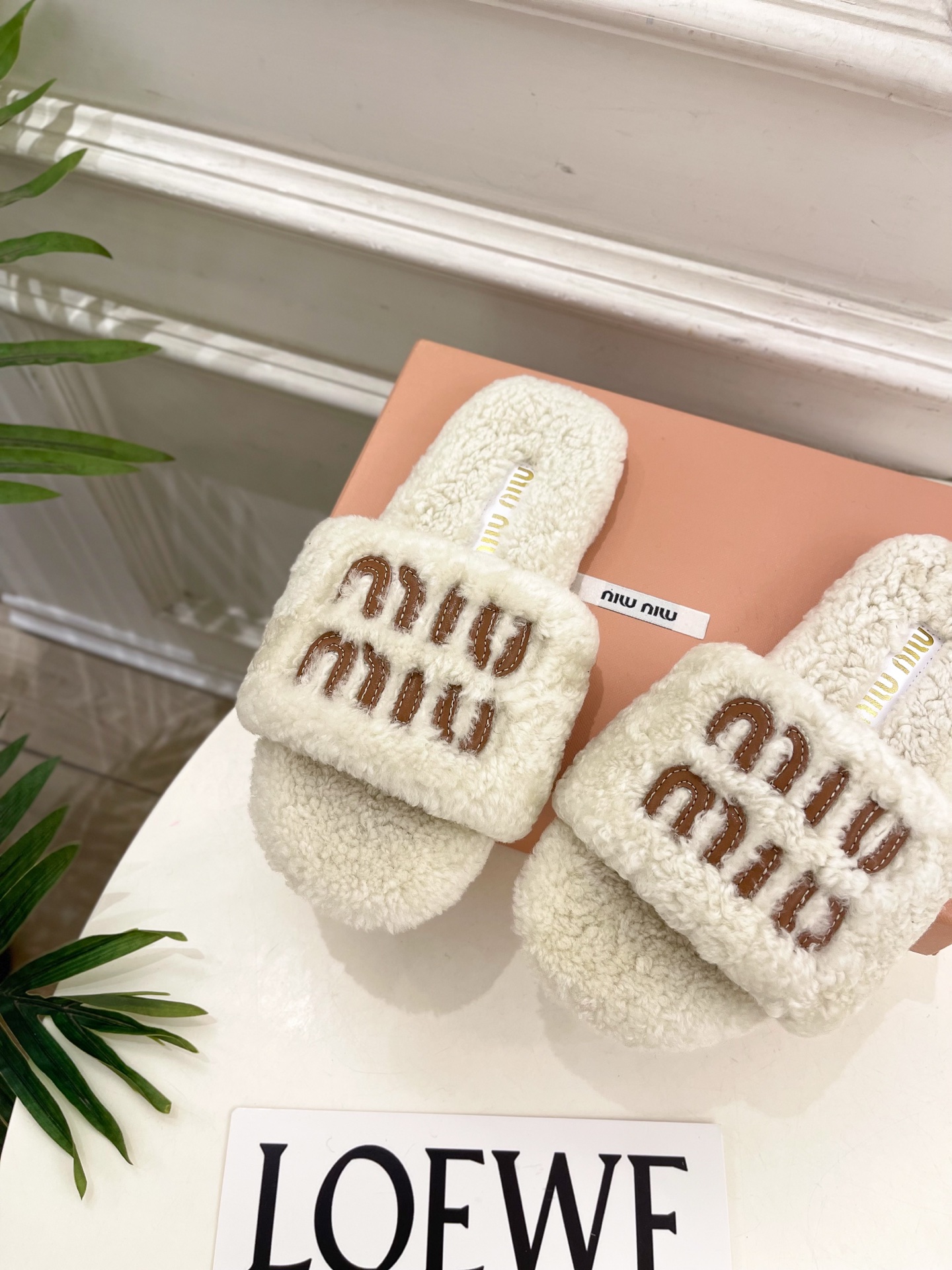 Miu Miu | 缪缪 25𝐬𝐬🖤2025秋冬新品 专柜主打最新秀款 经典字母平底毛毛拖鞋 火爆上新！