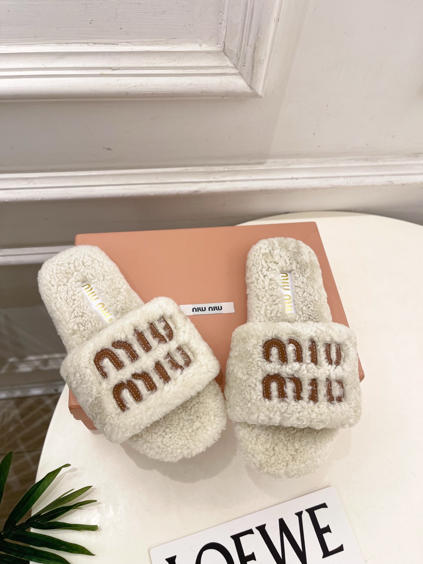 Miu Miu | 缪缪 25𝐬𝐬🖤2025秋冬新品 专柜主打最新秀款 经典字母平底毛毛拖鞋 火爆上新！