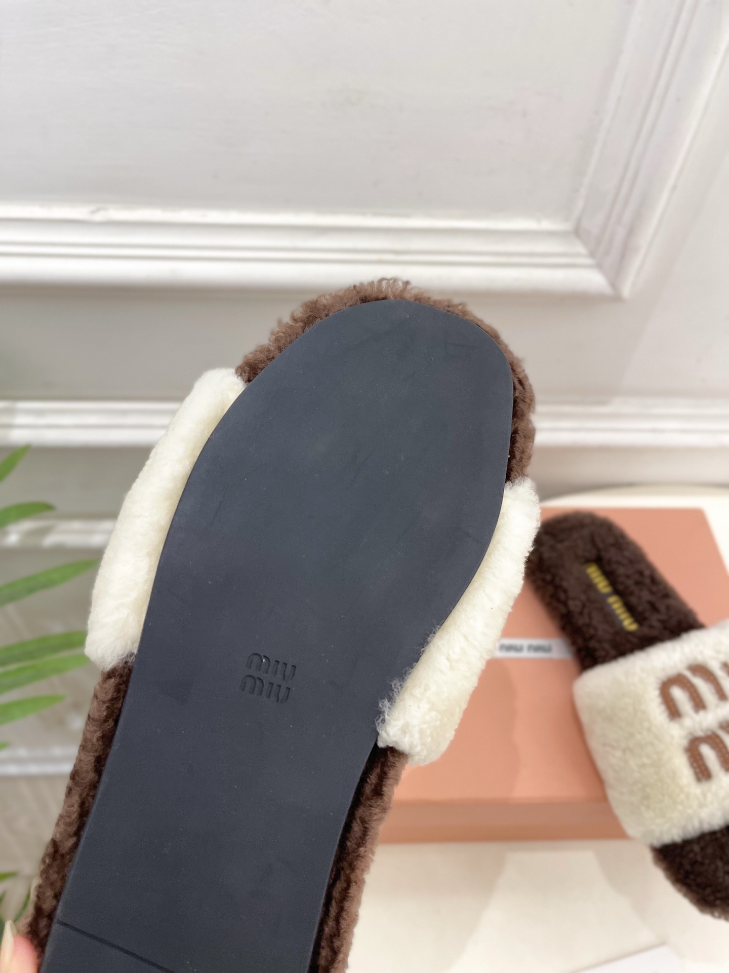 Miu Miu | 缪缪 25𝐬𝐬🖤2025秋冬新品 专柜主打最新秀款 经典字母平底毛毛拖鞋 火爆上新！