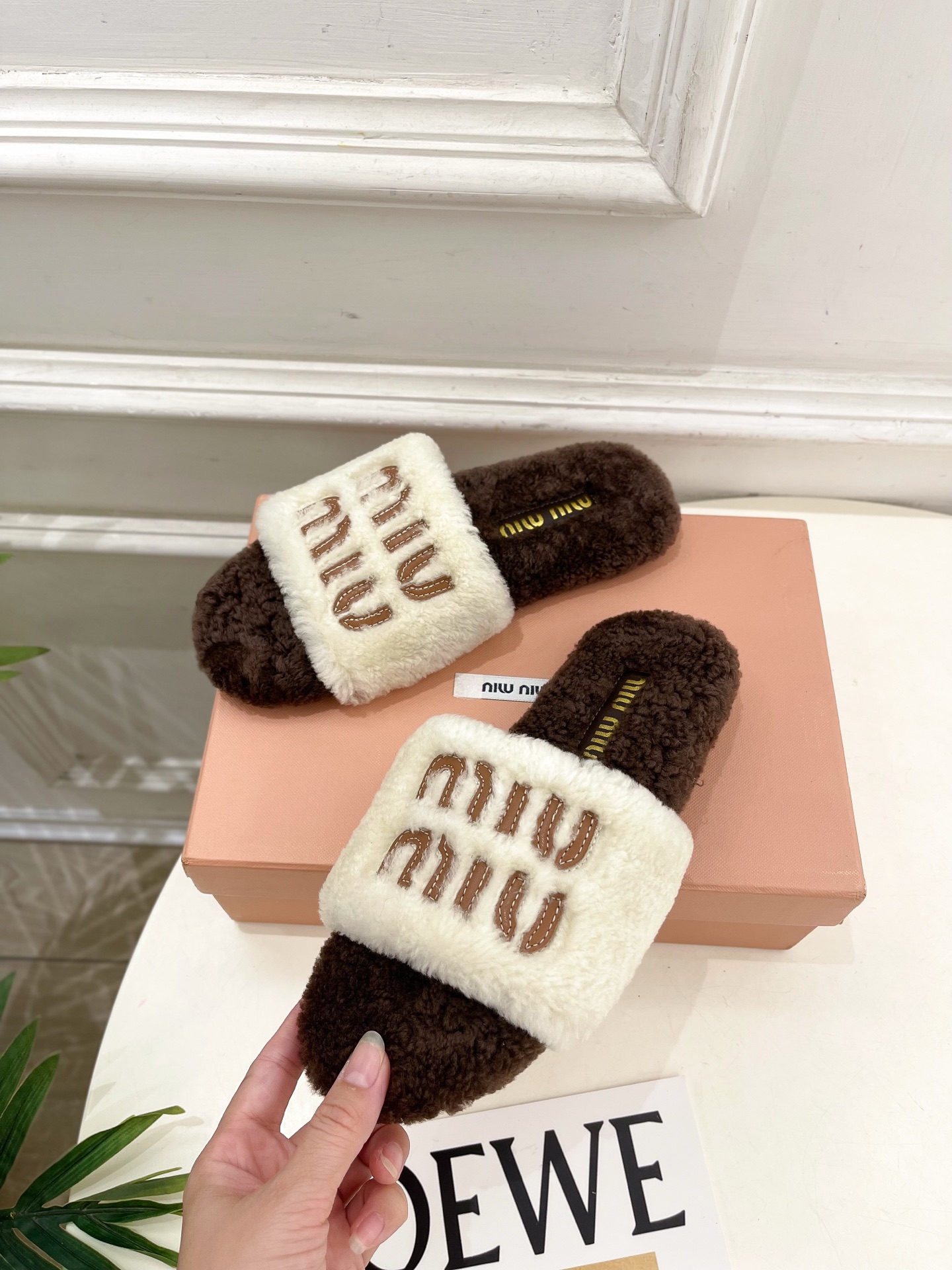 Miu Miu | 缪缪 25𝐬𝐬🖤2025秋冬新品 专柜主打最新秀款 经典字母平底毛毛拖鞋 火爆上新！