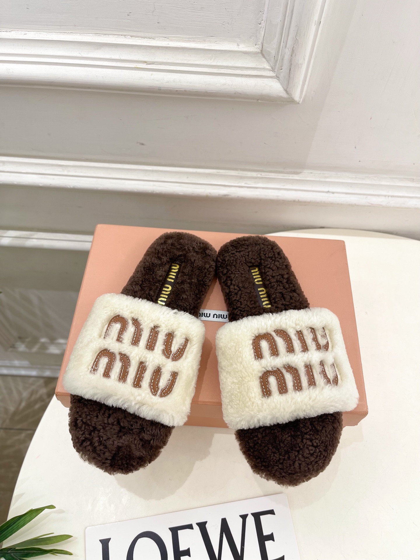 Miu Miu | 缪缪 25𝐬𝐬🖤2025秋冬新品 专柜主打最新秀款 经典字母平底毛毛拖鞋 火爆上新！
