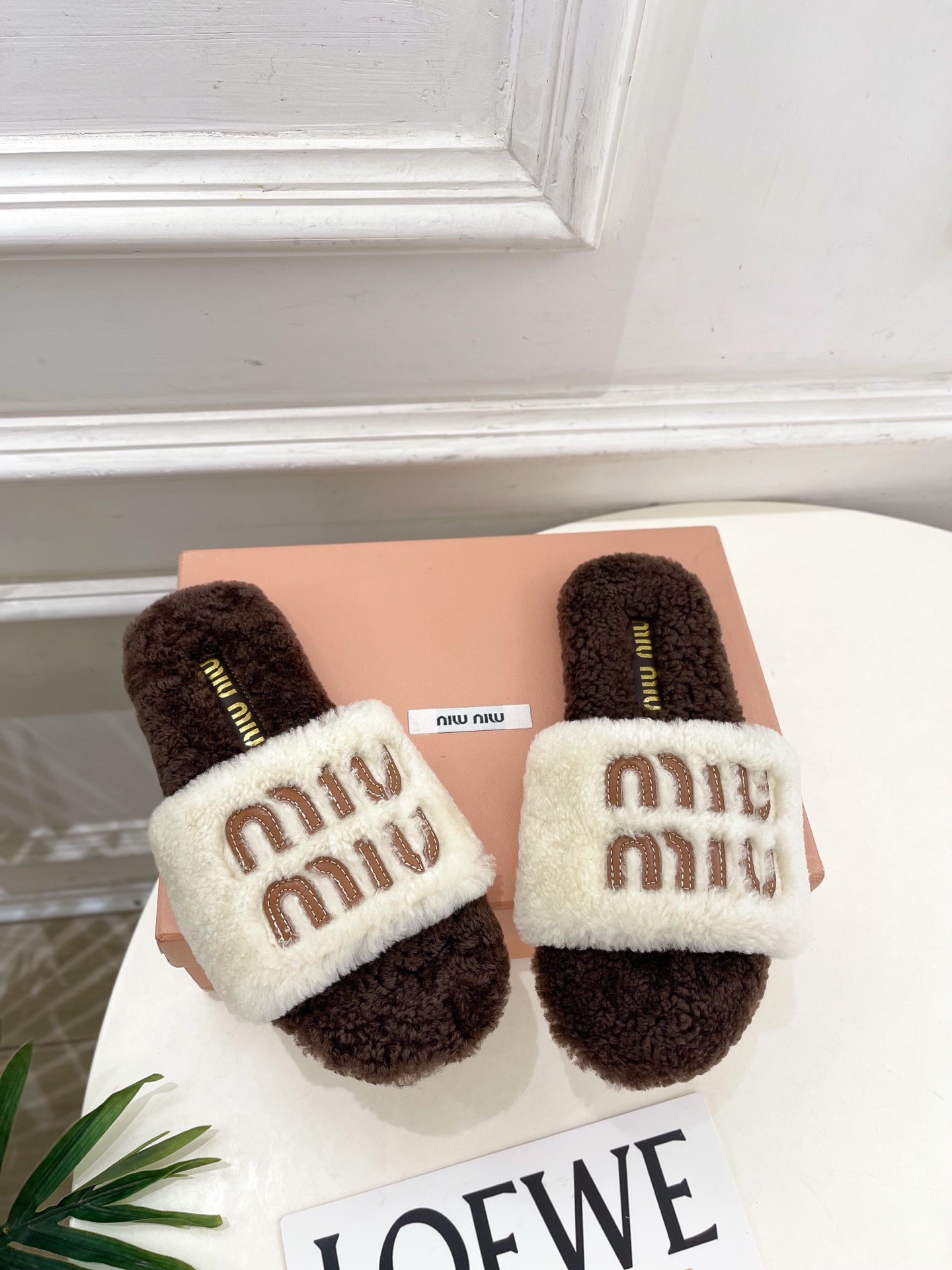 Miu Miu | 缪缪 25𝐬𝐬🖤2025秋冬新品 专柜主打最新秀款 经典字母平底毛毛拖鞋 火爆上新！