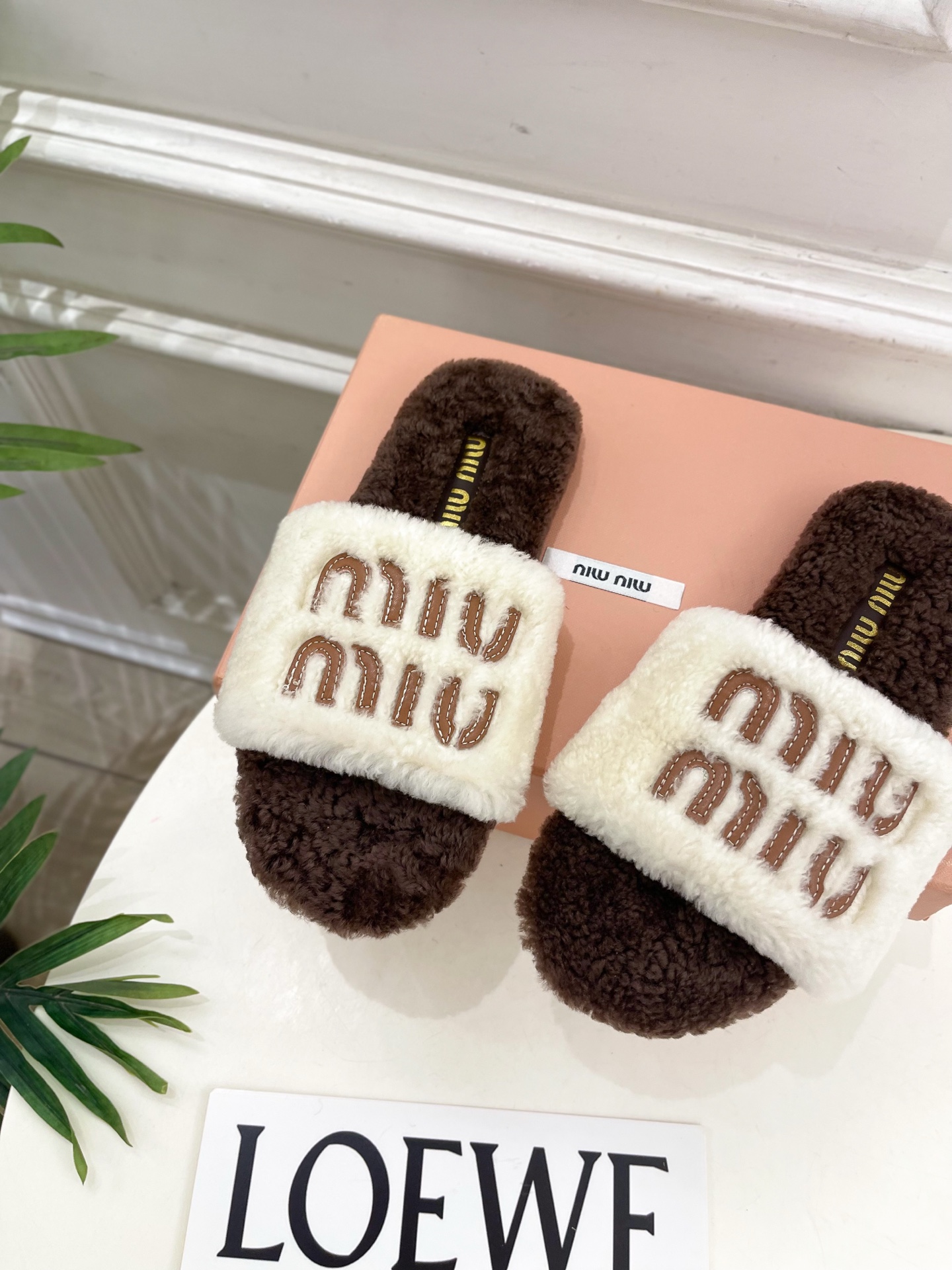 Miu Miu | 缪缪 25𝐬𝐬🖤2025秋冬新品 专柜主打最新秀款 经典字母平底毛毛拖鞋 火爆上新！