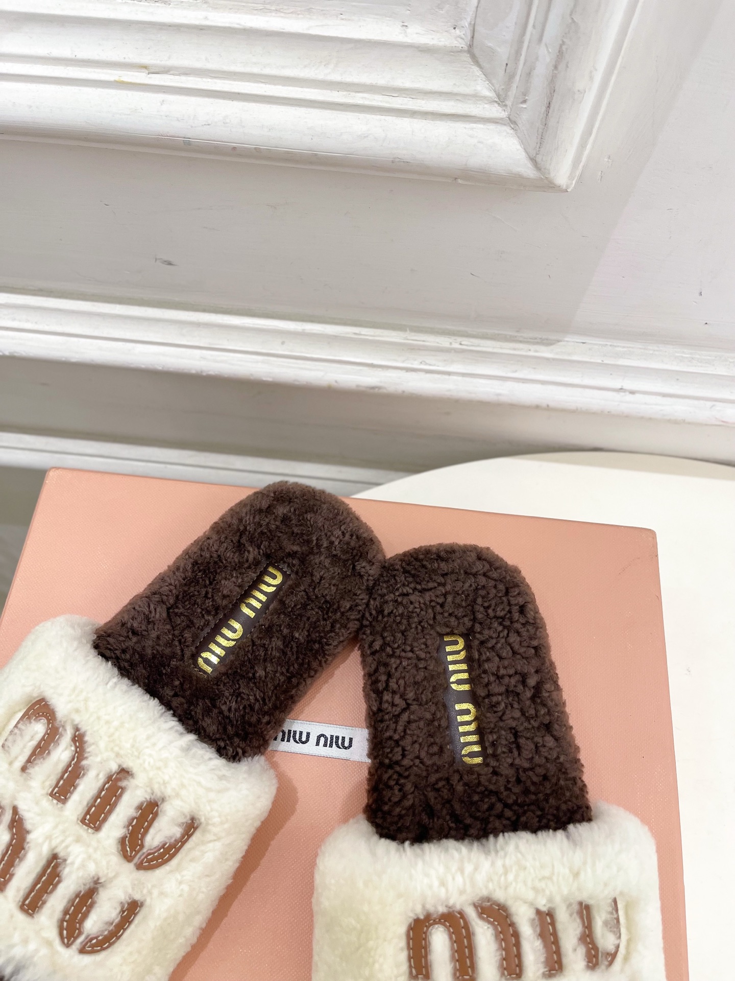 Miu Miu | 缪缪 25𝐬𝐬🖤2025秋冬新品 专柜主打最新秀款 经典字母平底毛毛拖鞋 火爆上新！