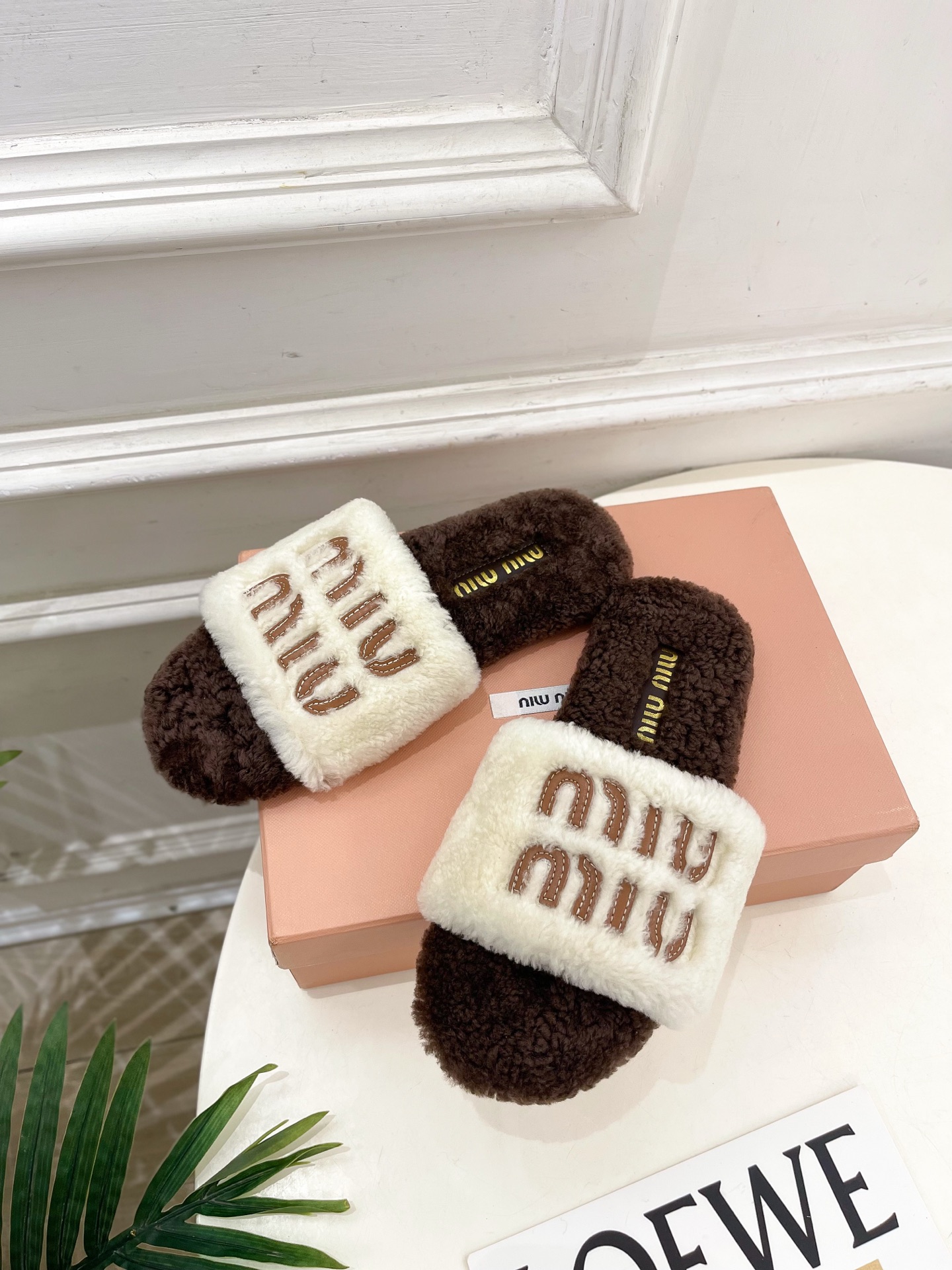 Miu Miu | 缪缪 25𝐬𝐬🖤2025秋冬新品 专柜主打最新秀款 经典字母平底毛毛拖鞋 火爆上新！