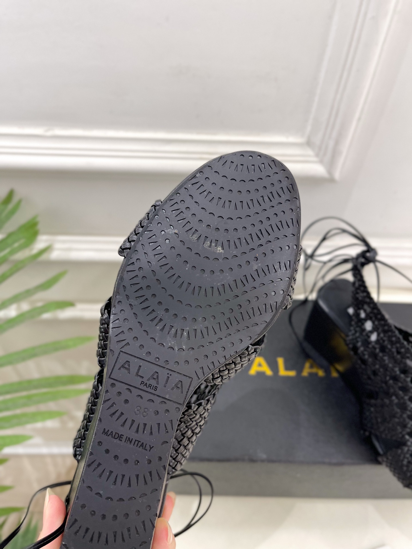 ALAÏA 阿莱亚25SS春夏新品 阿莱亚镂空编织坡跟凉鞋—————————Alaïa作为这两年最受欢迎