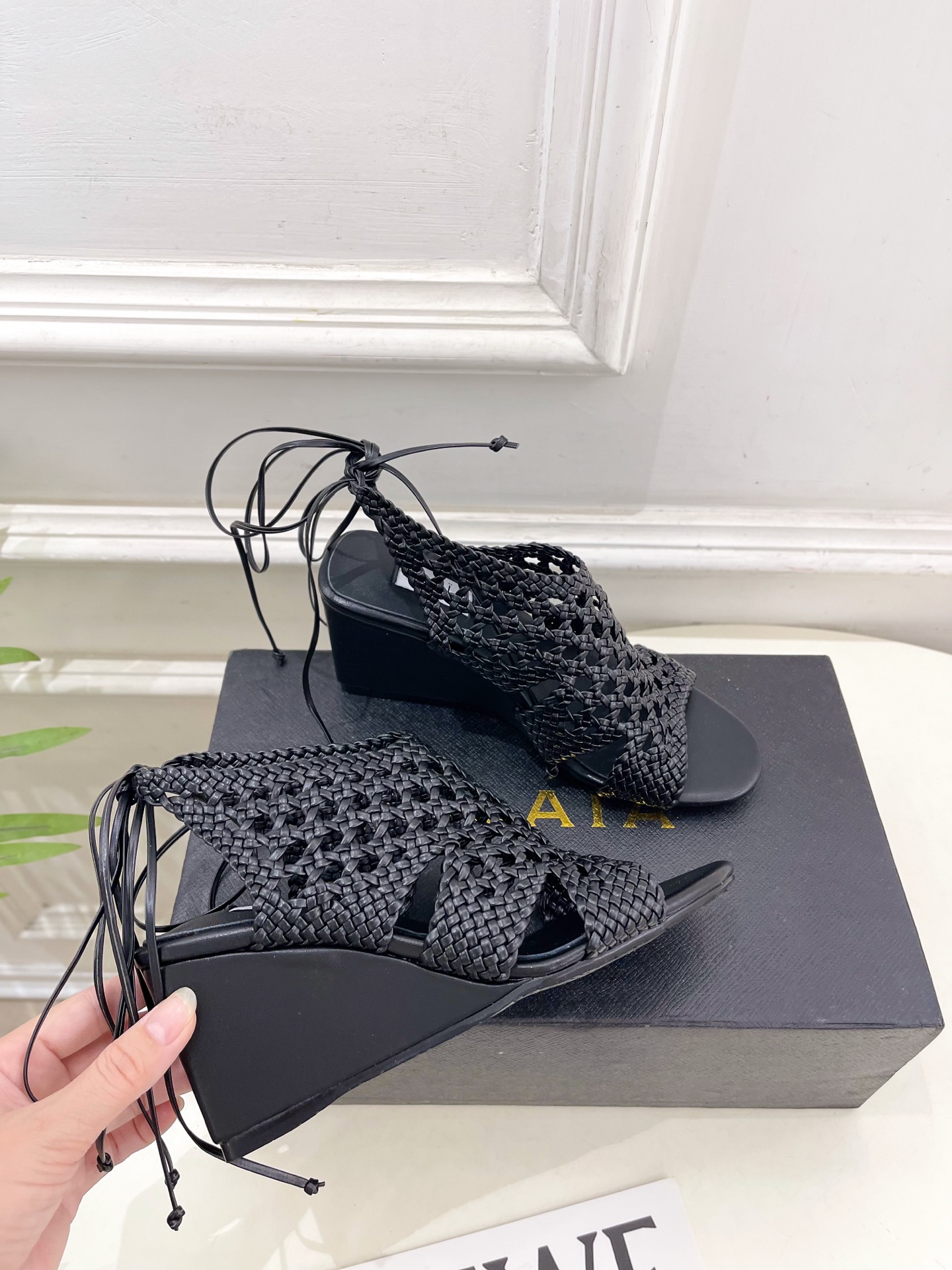 ALAÏA 阿莱亚25SS春夏新品 阿莱亚镂空编织坡跟凉鞋—————————Alaïa作为这两年最受欢迎