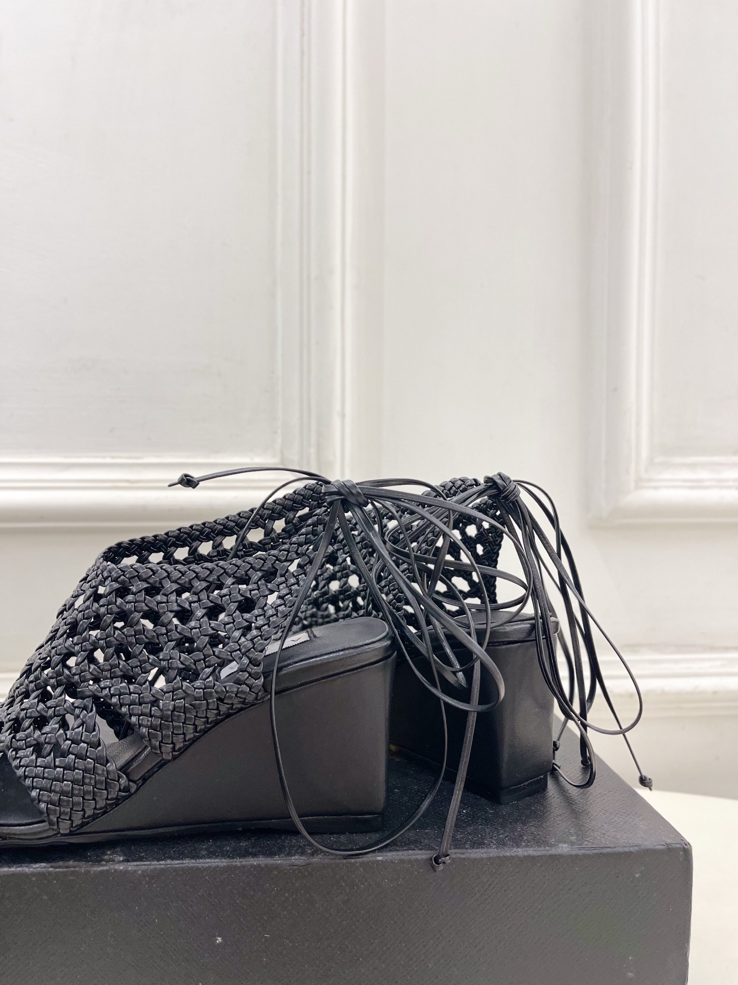 ALAÏA 阿莱亚25SS春夏新品 阿莱亚镂空编织坡跟凉鞋—————————Alaïa作为这两年最受欢迎