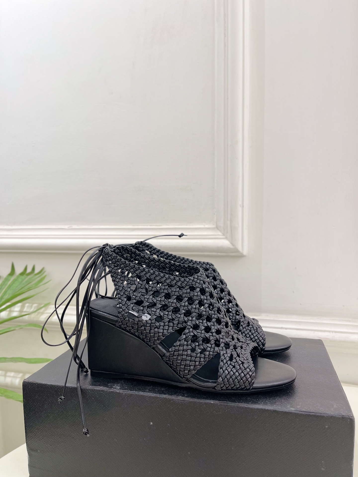 ALAÏA 阿莱亚25SS春夏新品 阿莱亚镂空编织坡跟凉鞋—————————Alaïa作为这两年最受欢迎