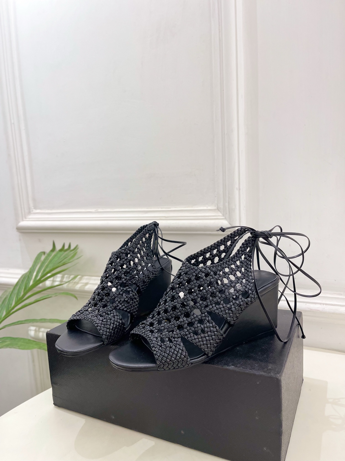ALAÏA 阿莱亚25SS春夏新品 阿莱亚镂空编织坡跟凉鞋—————————Alaïa作为这两年最受欢迎