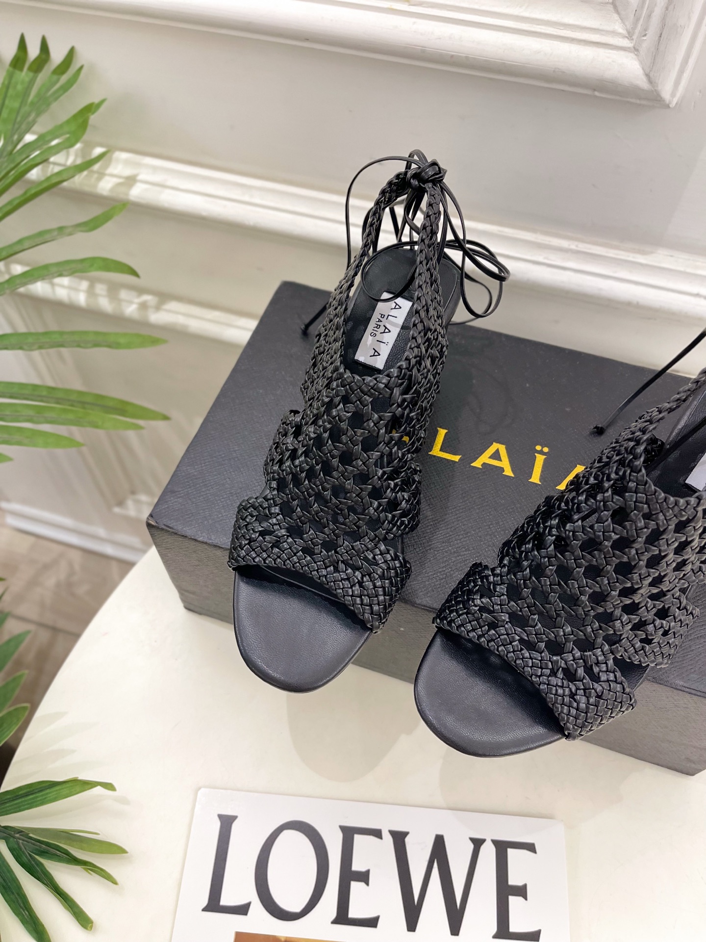 ALAÏA 阿莱亚25SS春夏新品 阿莱亚镂空编织坡跟凉鞋—————————Alaïa作为这两年最受欢迎