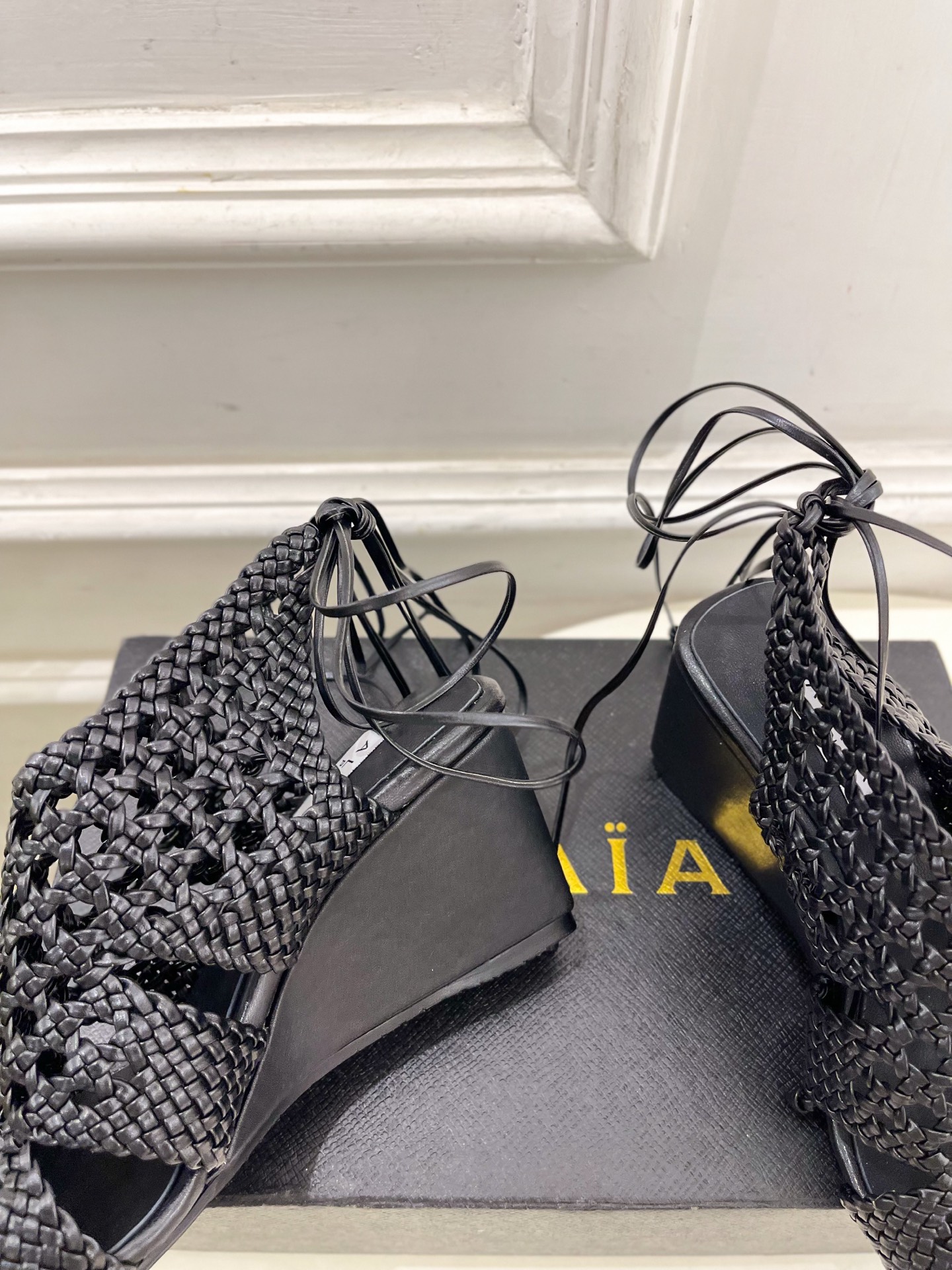 ALAÏA 阿莱亚25SS春夏新品 阿莱亚镂空编织坡跟凉鞋—————————Alaïa作为这两年最受欢迎