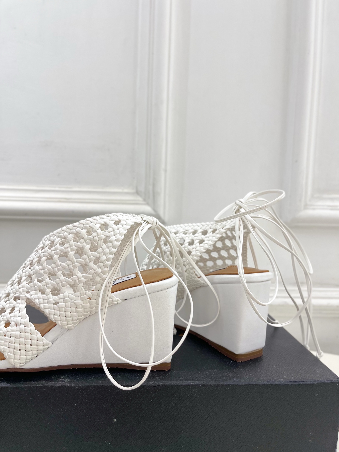 ALAÏA 阿莱亚25SS春夏新品 阿莱亚镂空编织坡跟凉鞋—————————Alaïa作为这两年最受欢迎