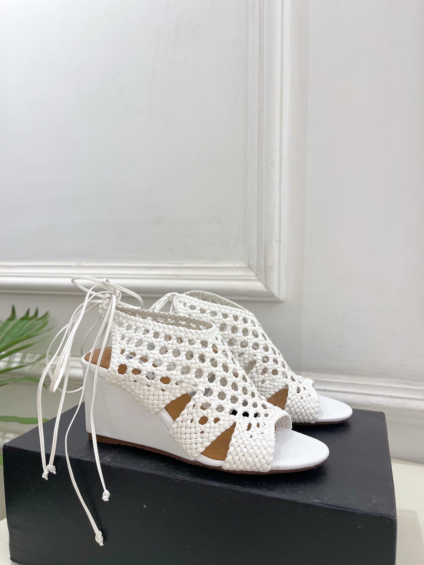 ALAÏA 阿莱亚25SS春夏新品 阿莱亚镂空编织坡跟凉鞋—————————Alaïa作为这两年最受欢迎