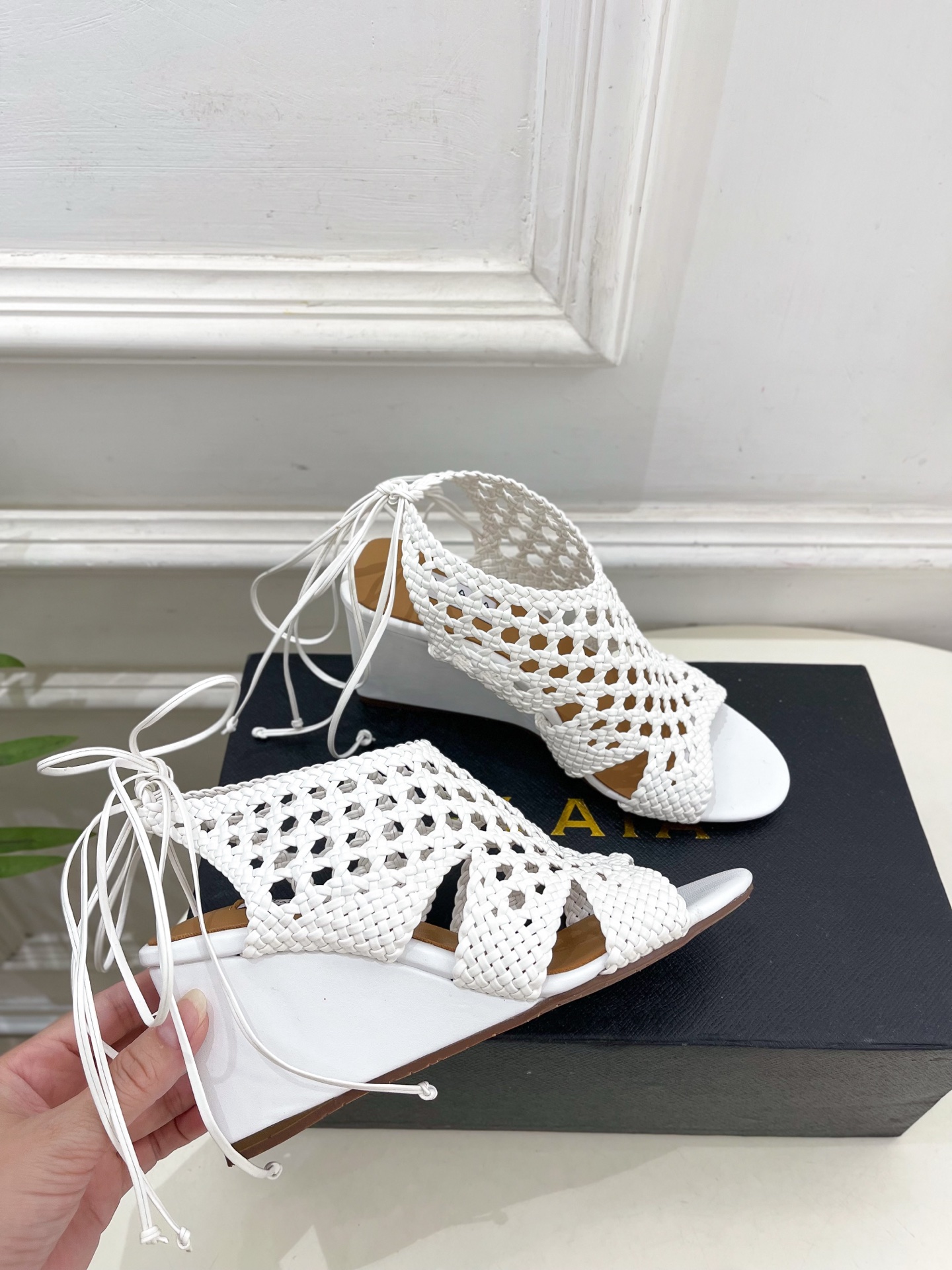 ALAÏA 阿莱亚25SS春夏新品 阿莱亚镂空编织坡跟凉鞋—————————Alaïa作为这两年最受欢迎
