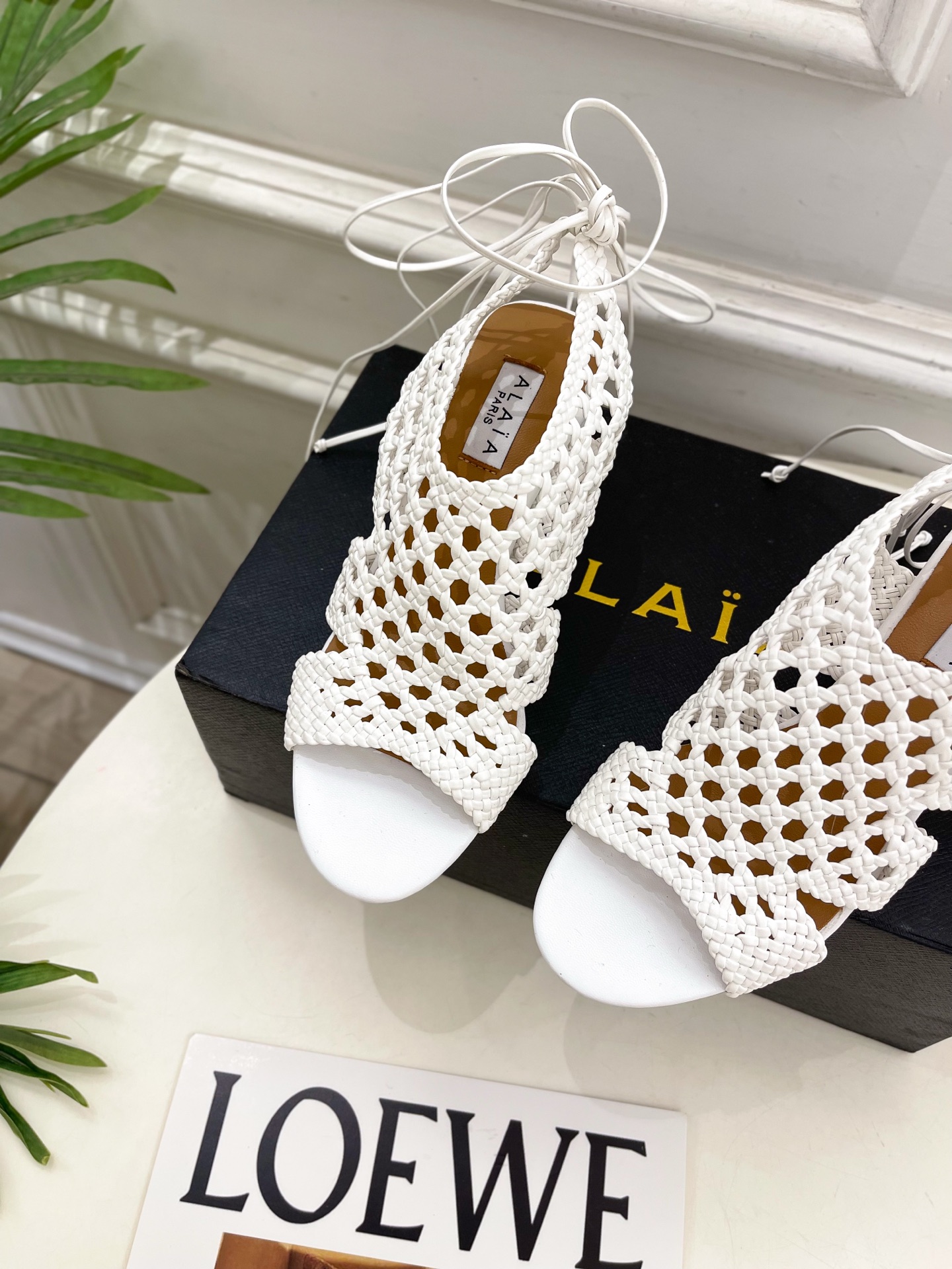 ALAÏA 阿莱亚25SS春夏新品 阿莱亚镂空编织坡跟凉鞋—————————Alaïa作为这两年最受欢迎