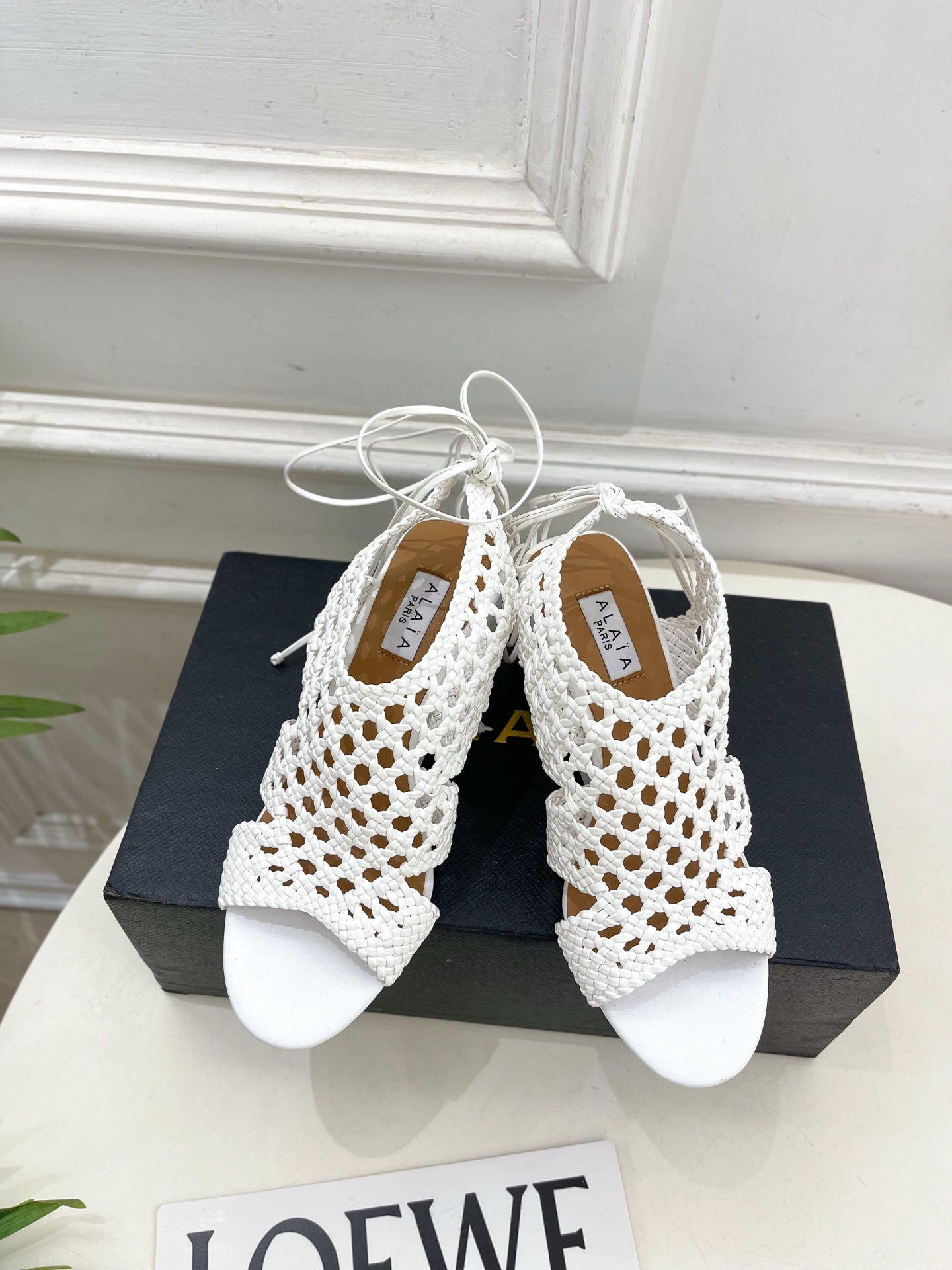 ALAÏA 阿莱亚25SS春夏新品 阿莱亚镂空编织坡跟凉鞋—————————Alaïa作为这两年最受欢迎