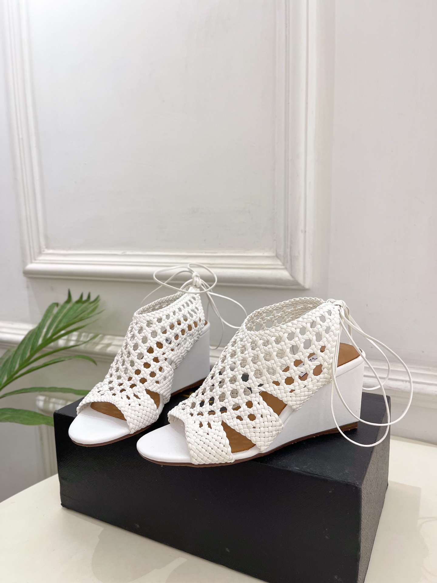 ALAÏA 阿莱亚25SS春夏新品 阿莱亚镂空编织坡跟凉鞋—————————Alaïa作为这两年最受欢迎