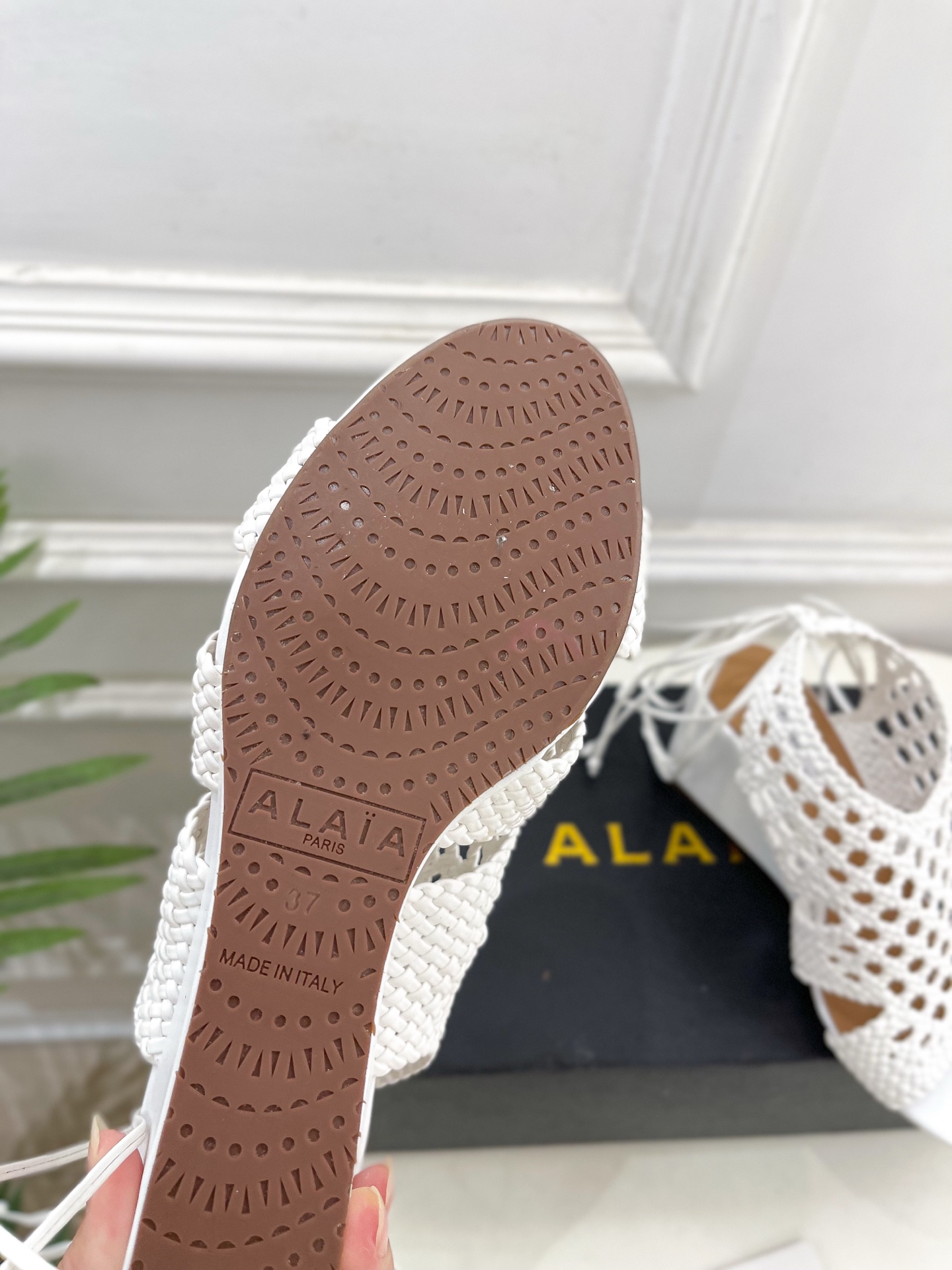 ALAÏA 阿莱亚25SS春夏新品 阿莱亚镂空编织坡跟凉鞋—————————Alaïa作为这两年最受欢迎