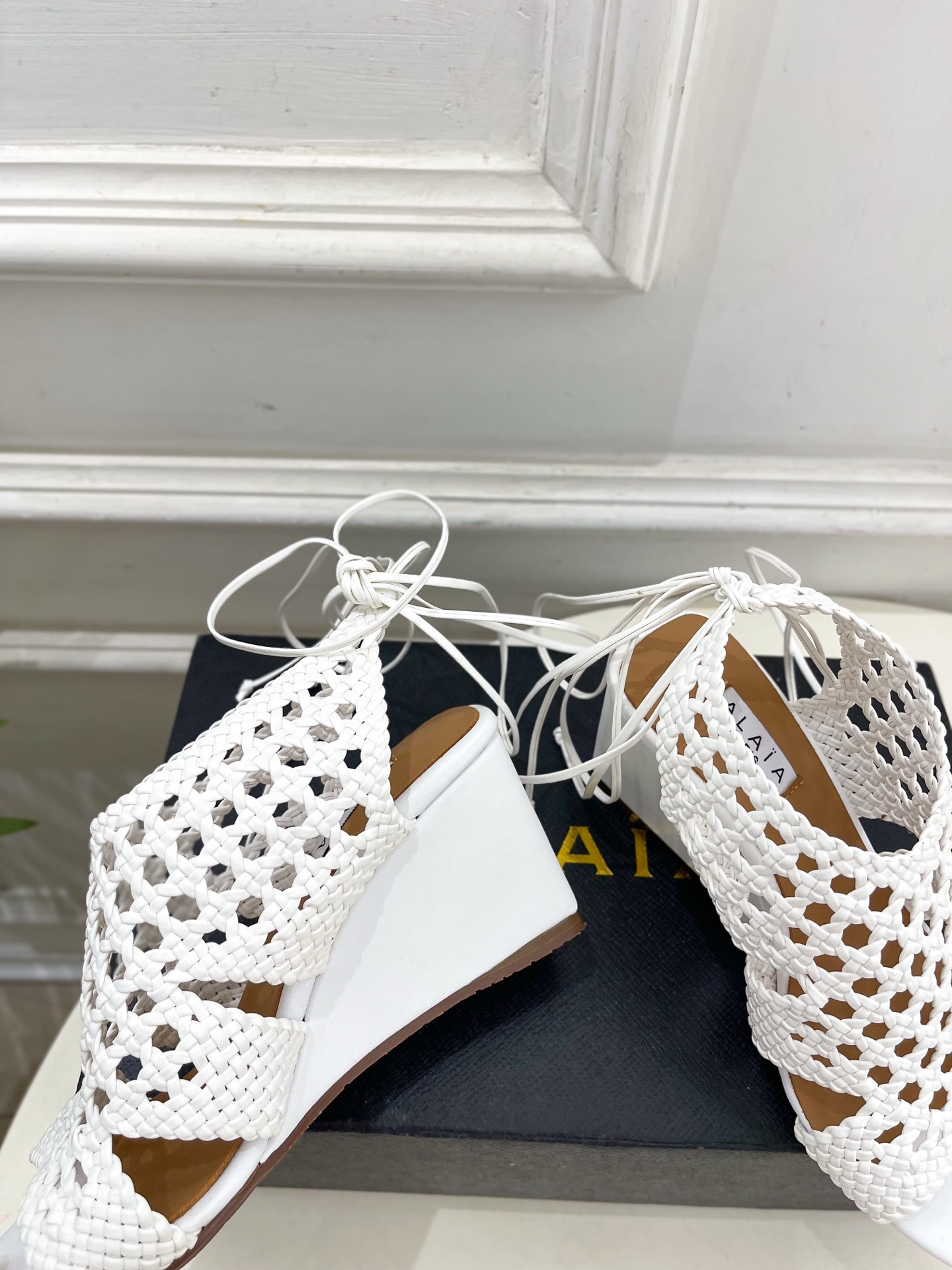 ALAÏA 阿莱亚25SS春夏新品 阿莱亚镂空编织坡跟凉鞋—————————Alaïa作为这两年最受欢迎